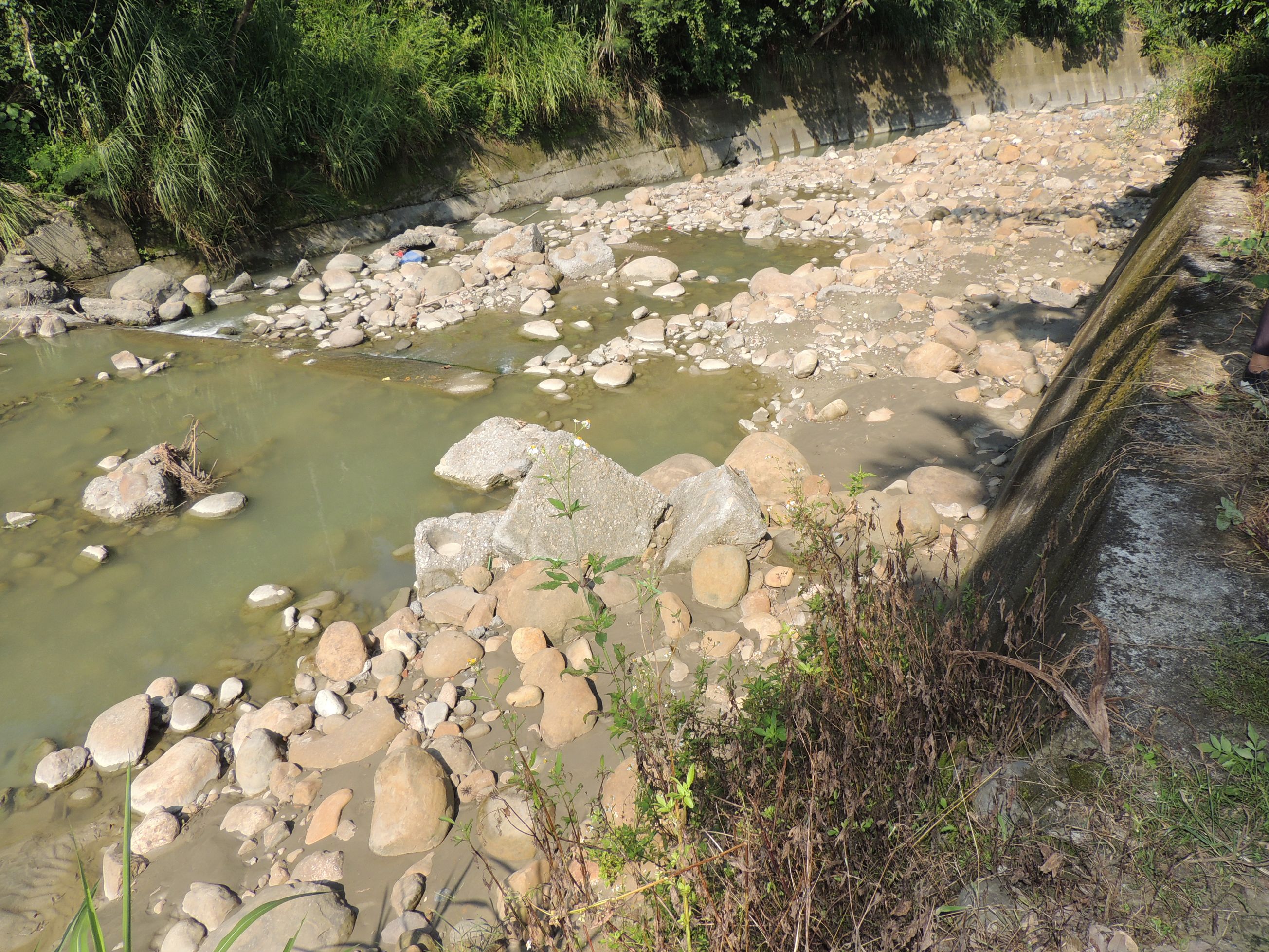 相關圖片2-中寮5處道路擋土牆護岸待改善 縣長會勘砸近500萬元解決