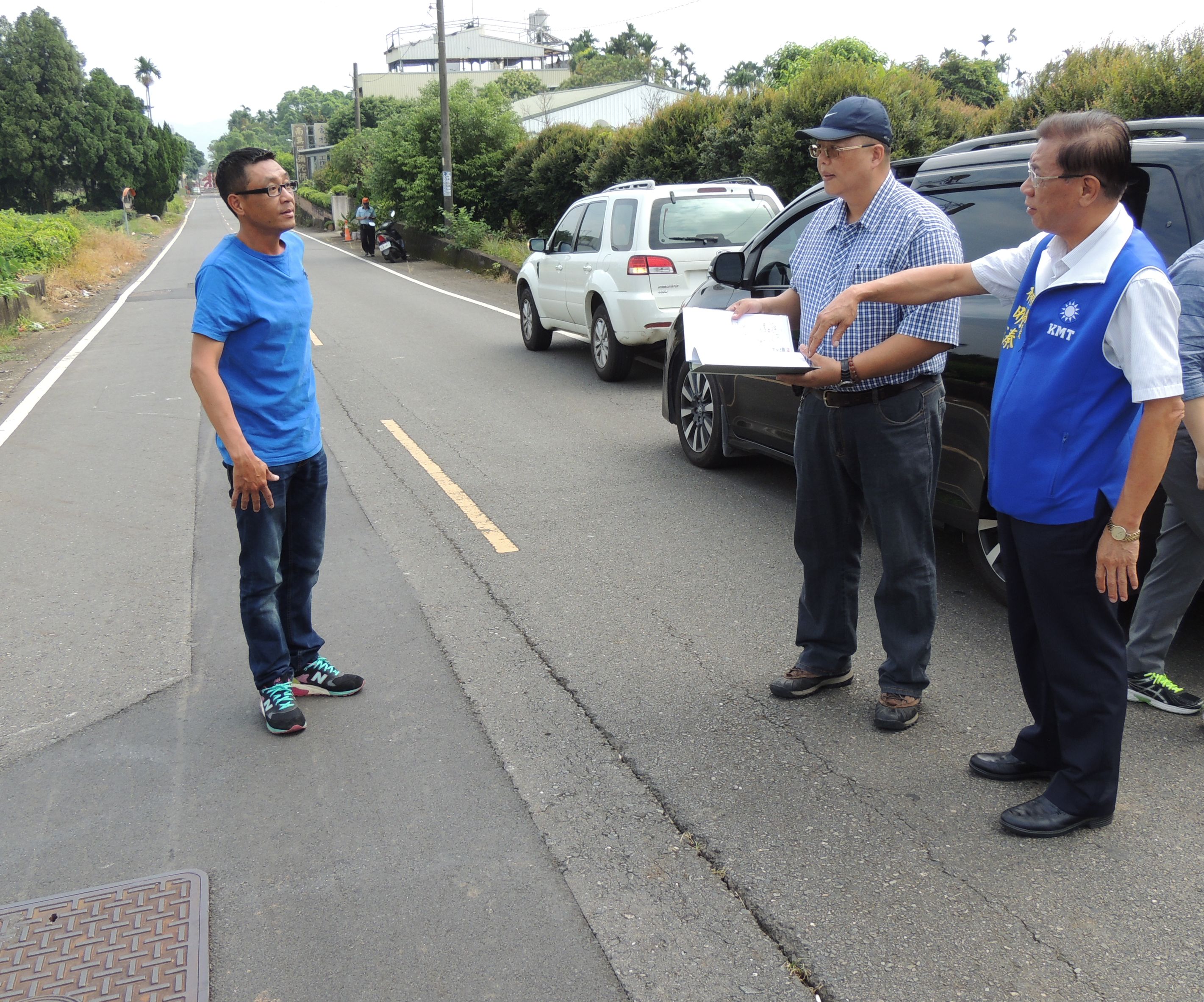 相關圖片1-名間鄉三鄉道 路面排溝年久失修 縣長會勘裁示立即改善
