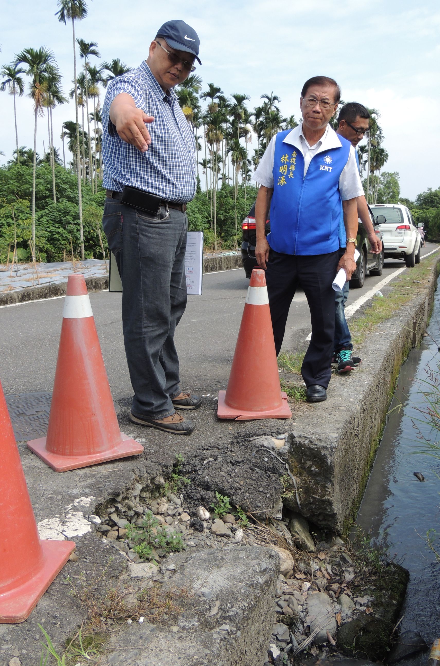 相關圖片2-名間鄉三鄉道 路面排溝年久失修 縣長會勘裁示立即改善