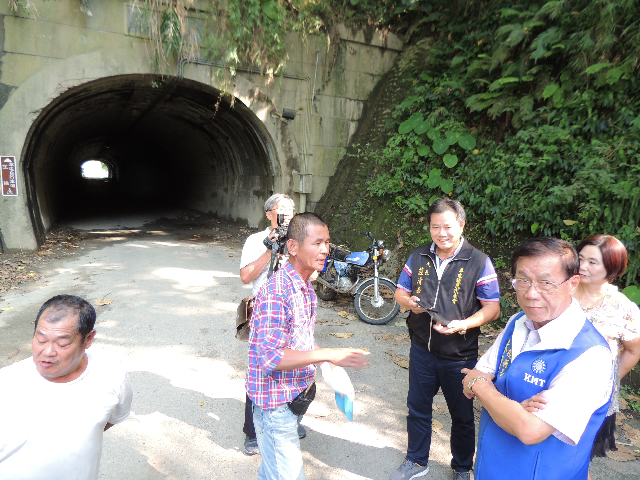 相關圖片3-路窄、隧道漆黑、野溪缺護岸待改善  縣長聽到也做到