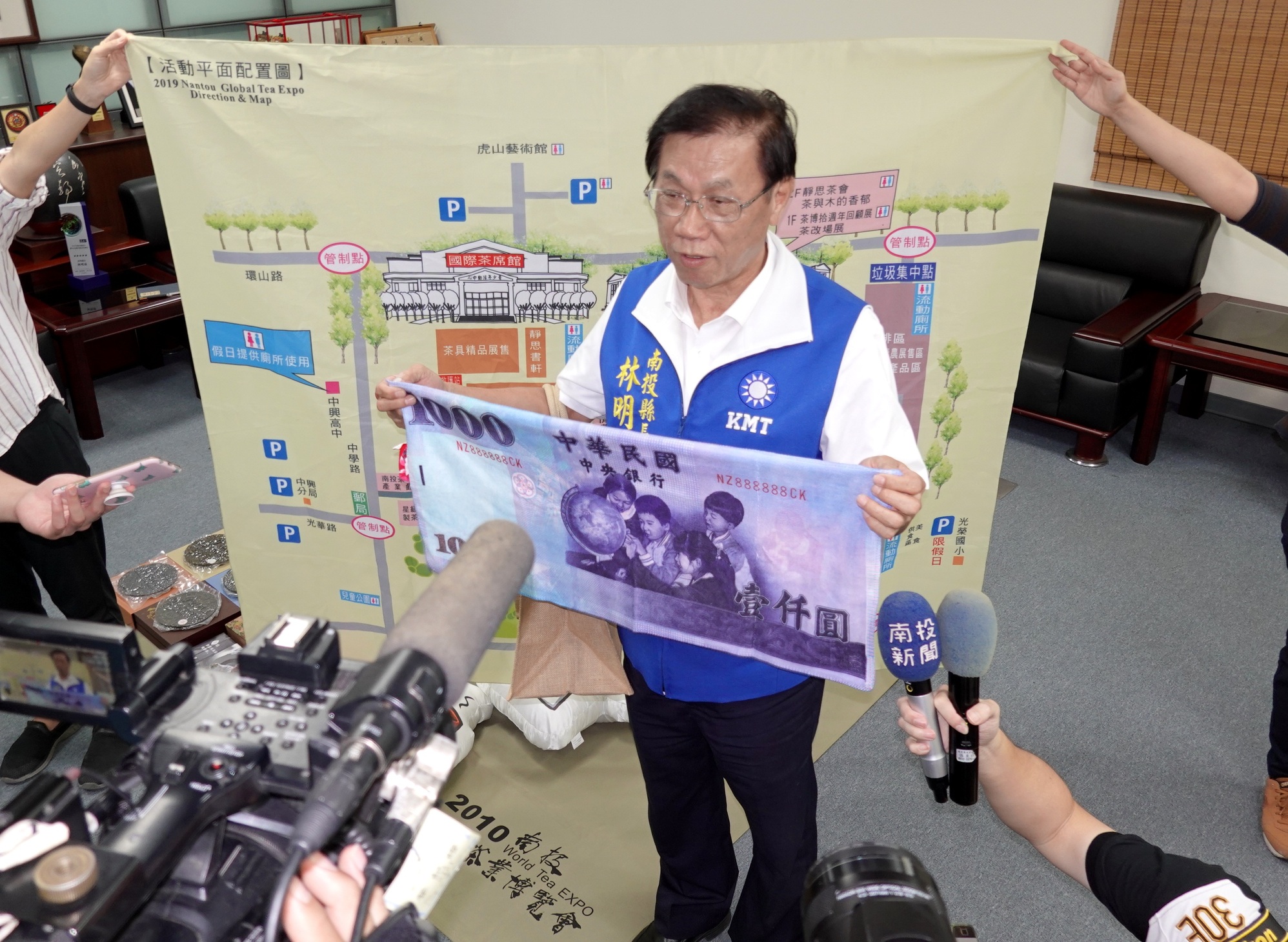 圖片-「為著開箱文 林縣長躺下了」 獻給南投世界茶業博覽會