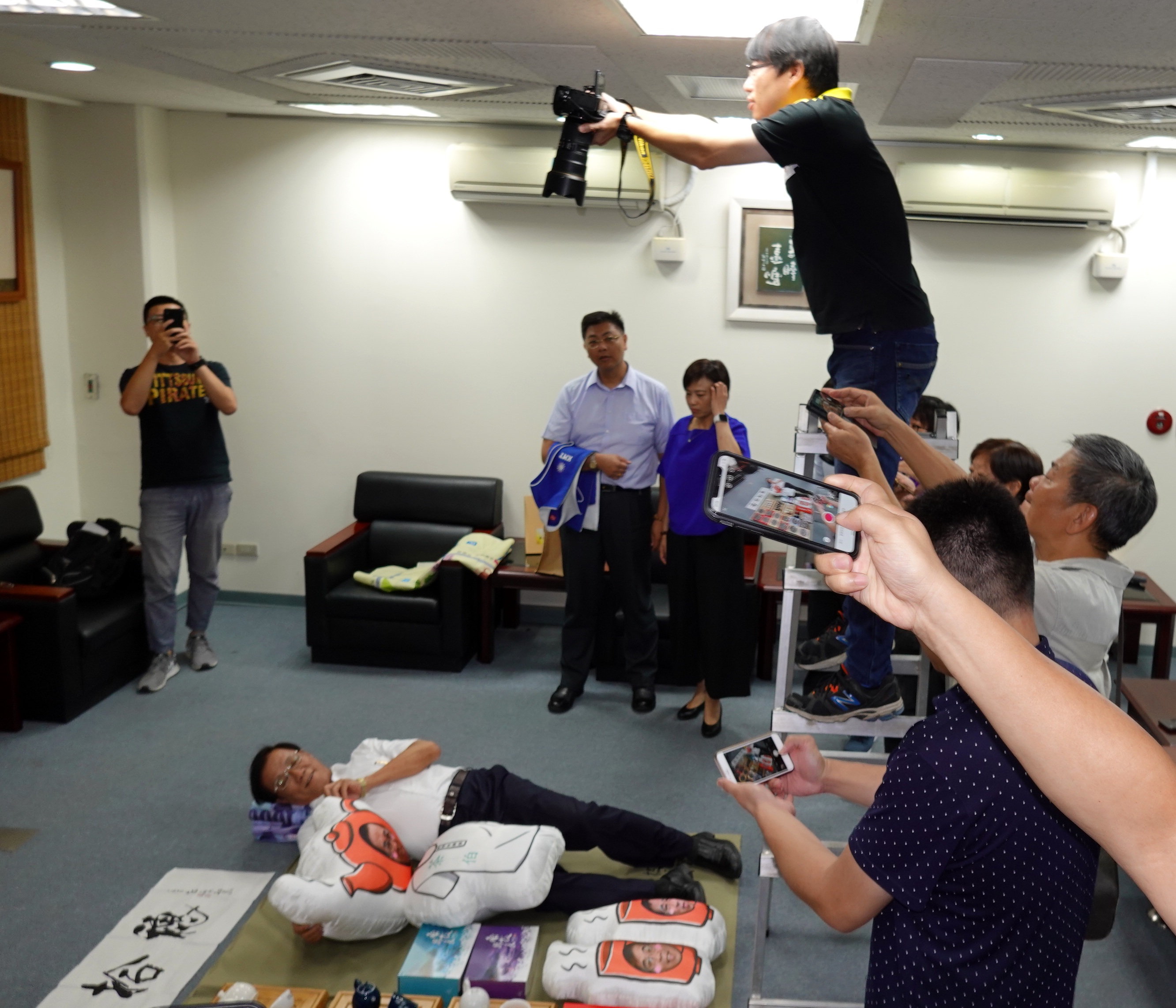 相關圖片4-「為著開箱文 林縣長躺下了」 獻給南投世界茶業博覽會