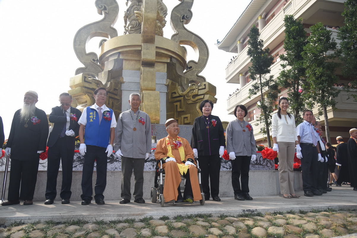 相關圖片1-易經大學九龍柱落成剪綵 林縣長祈求和平無災繁榮幸福