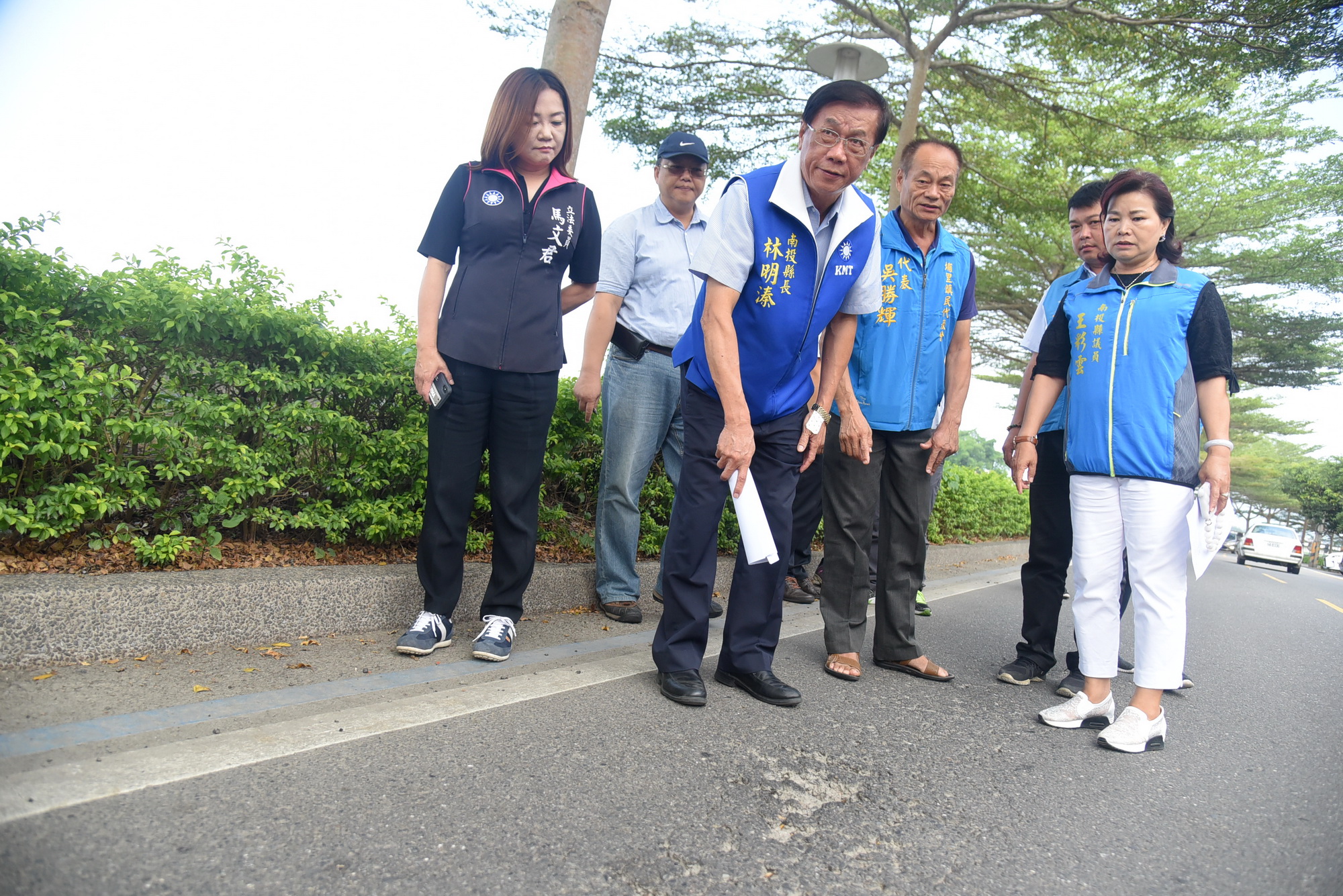 相關圖片2-林縣長會勘埔里3條老舊縣道  籌措1200萬元改善