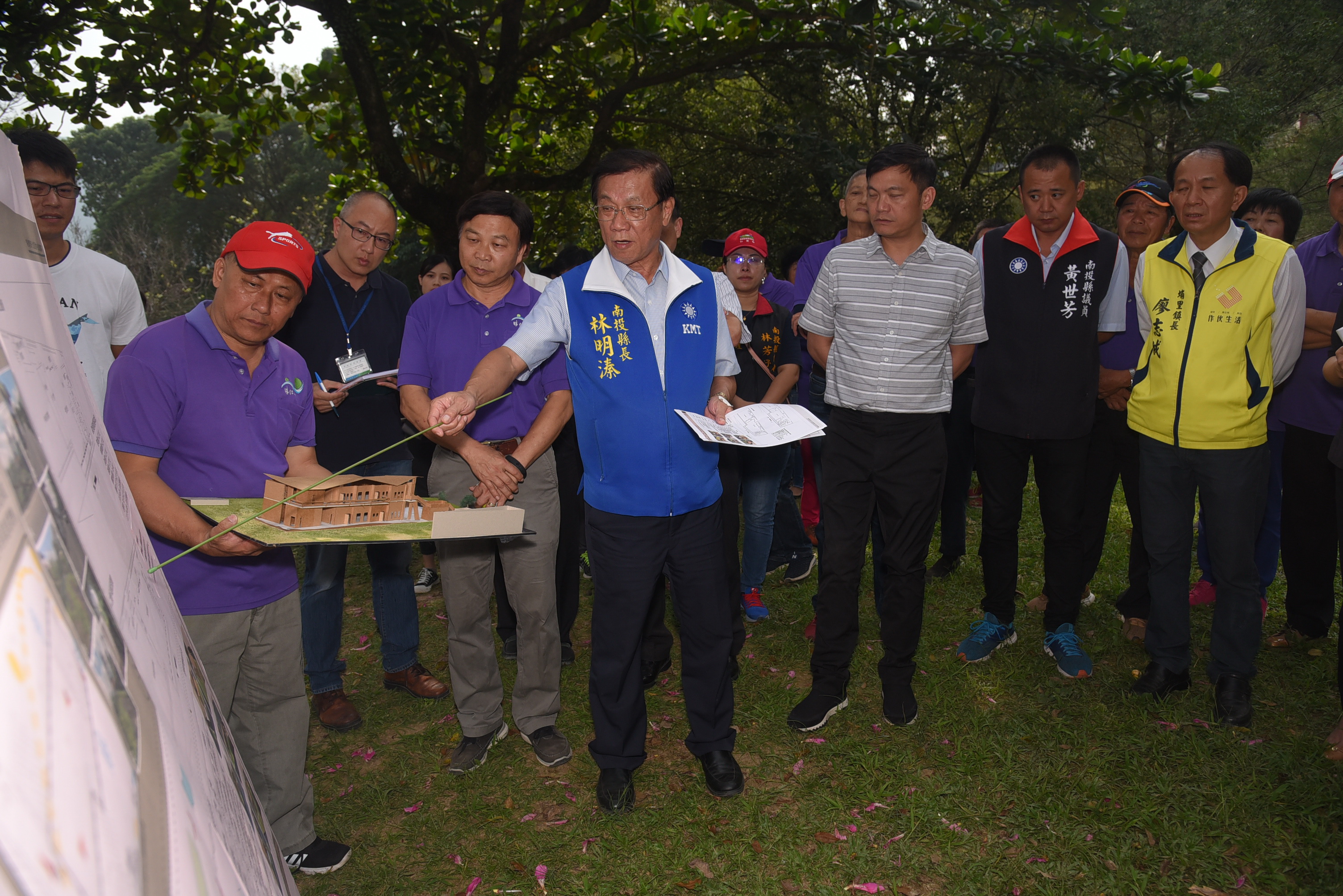 相關圖片1-林縣長會勘珠仔山杜區活動中心案 指示分2階段進行