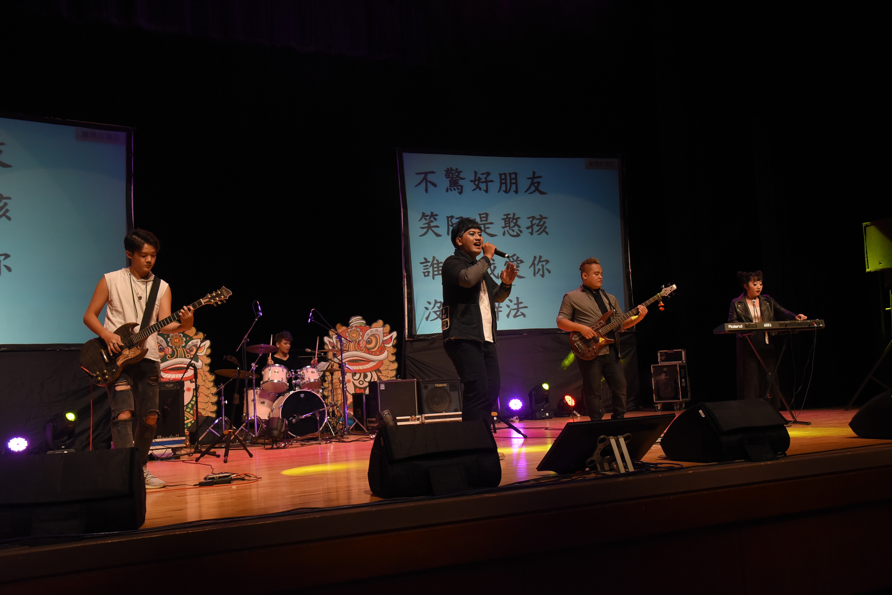 相關圖片1-「向志工致敬」演唱會南投開唱 勁歌燈海輝映場面超HI