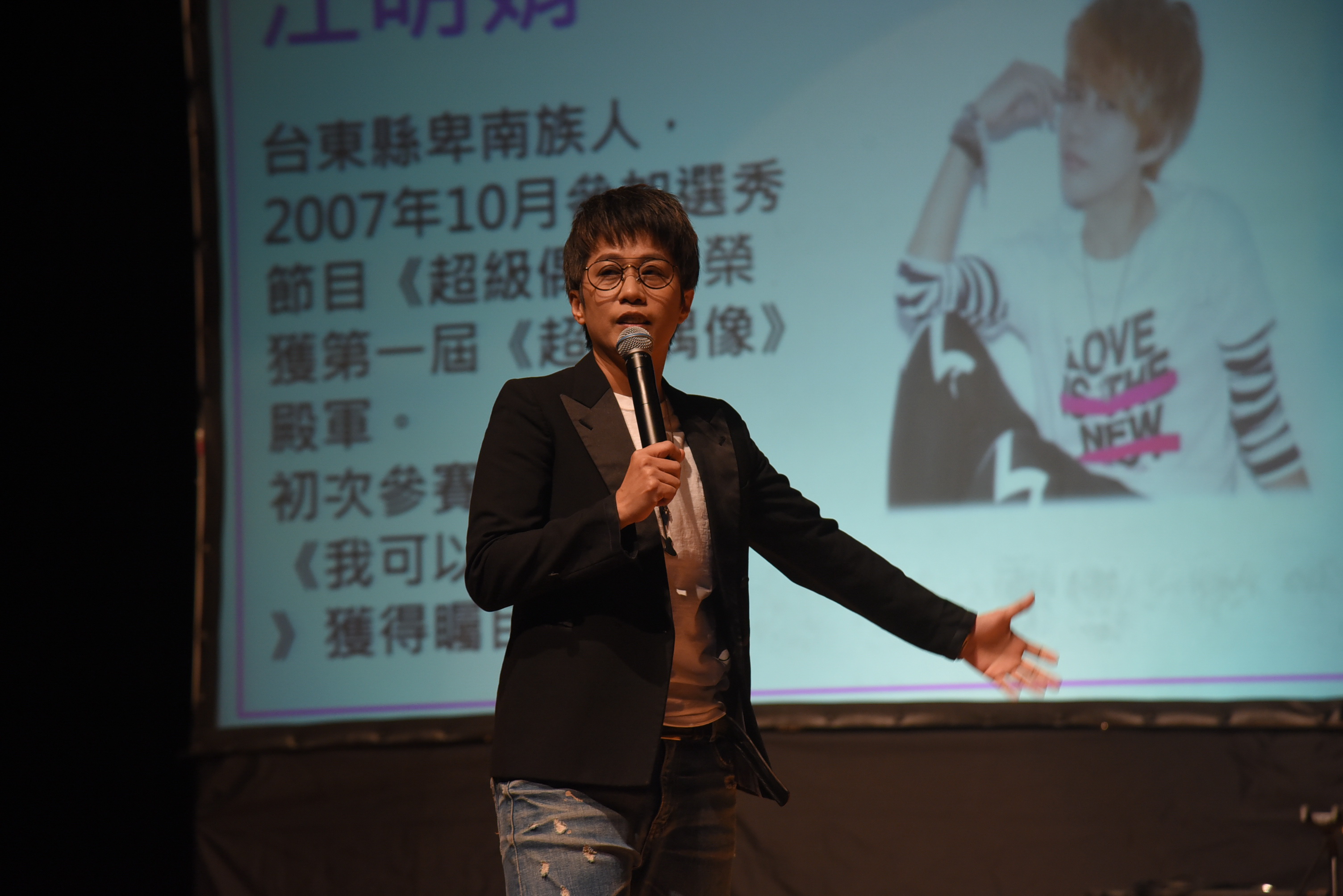 相關圖片2-「向志工致敬」演唱會南投開唱 勁歌燈海輝映場面超HI