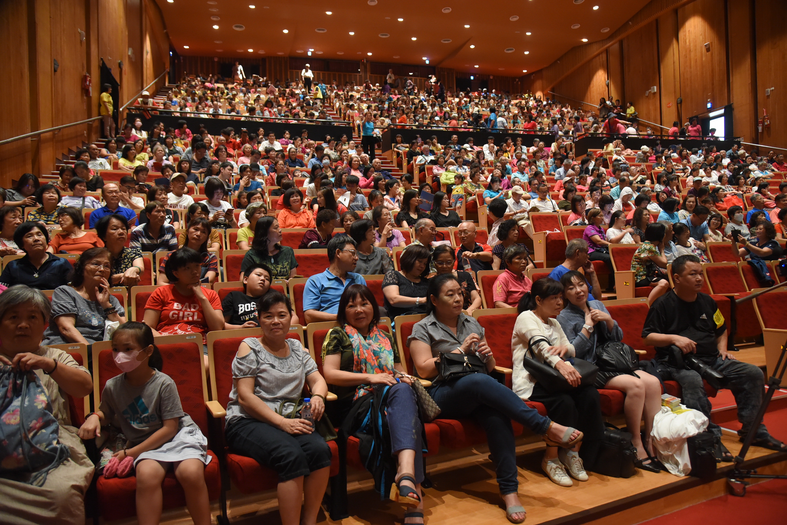 相關圖片3-「向志工致敬」演唱會南投開唱 勁歌燈海輝映場面超HI