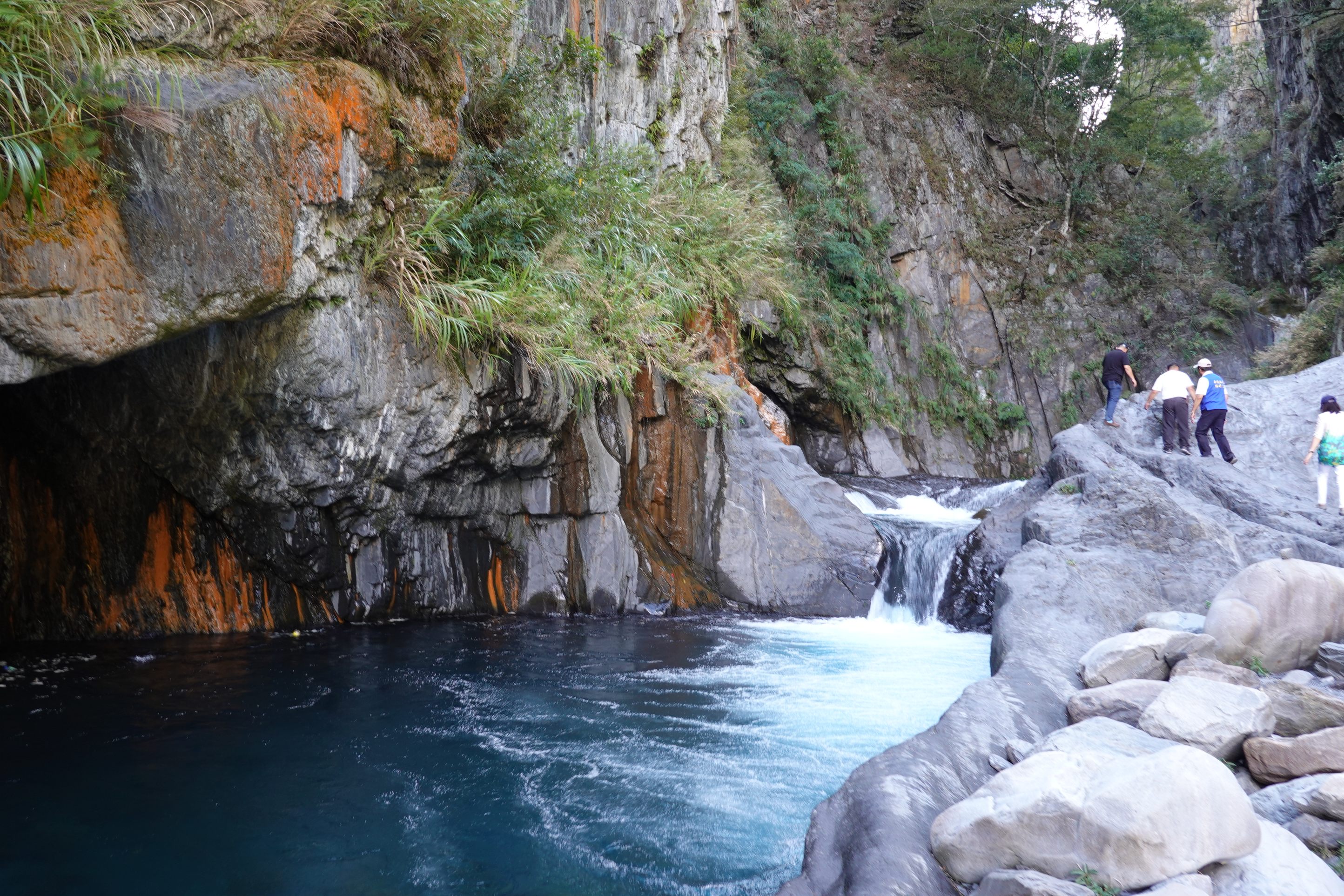 相關圖片2-帖比倫瀑布祕境安全設施不足 林縣長實勘力求改善
