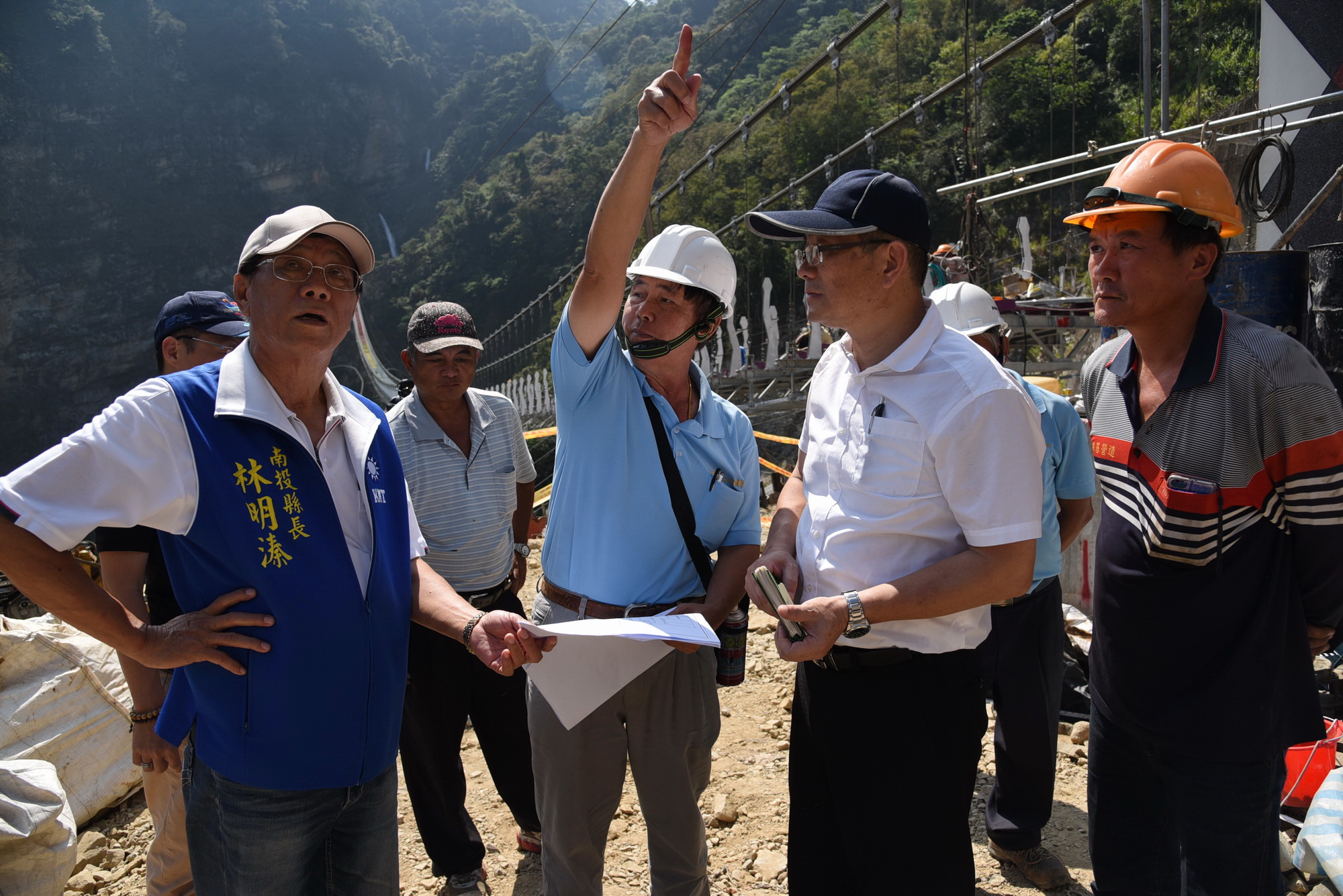 相關圖片2-雙龍瀑布七彩吊橋近完工 林縣長實地踏勘