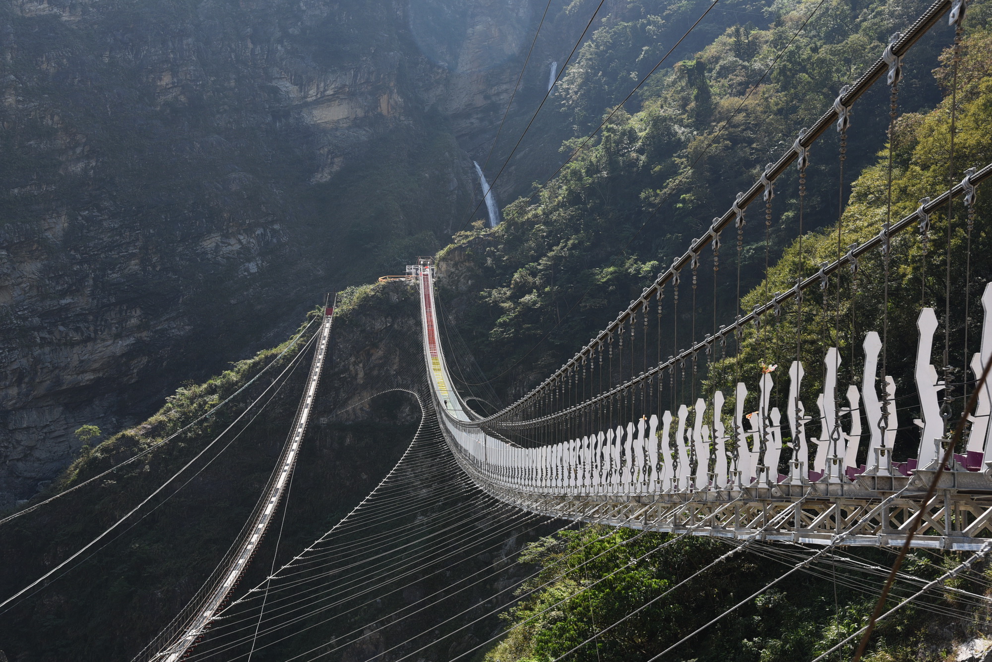 相關圖片3-雙龍瀑布七彩吊橋近完工 林縣長實地踏勘