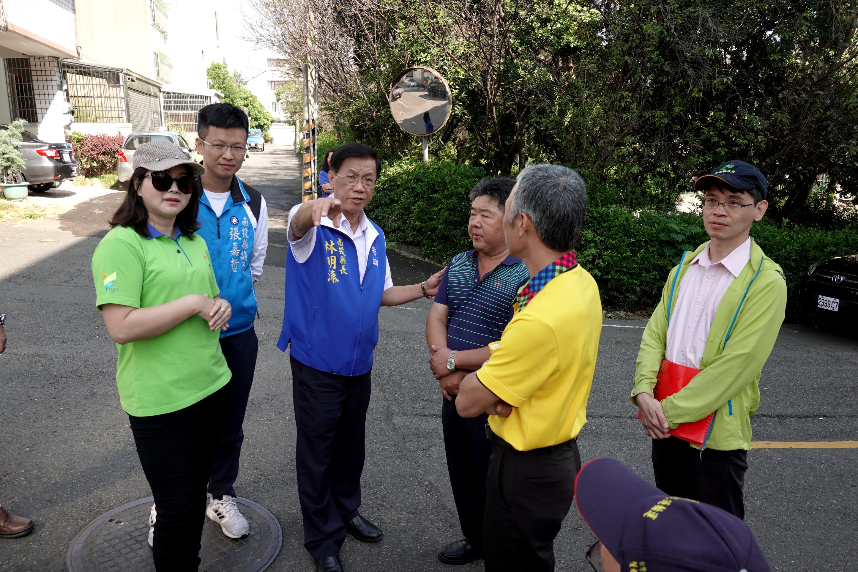 相關圖片1-南崗工業區老舊社區排溝窄淺 林縣長實勘允優先改善