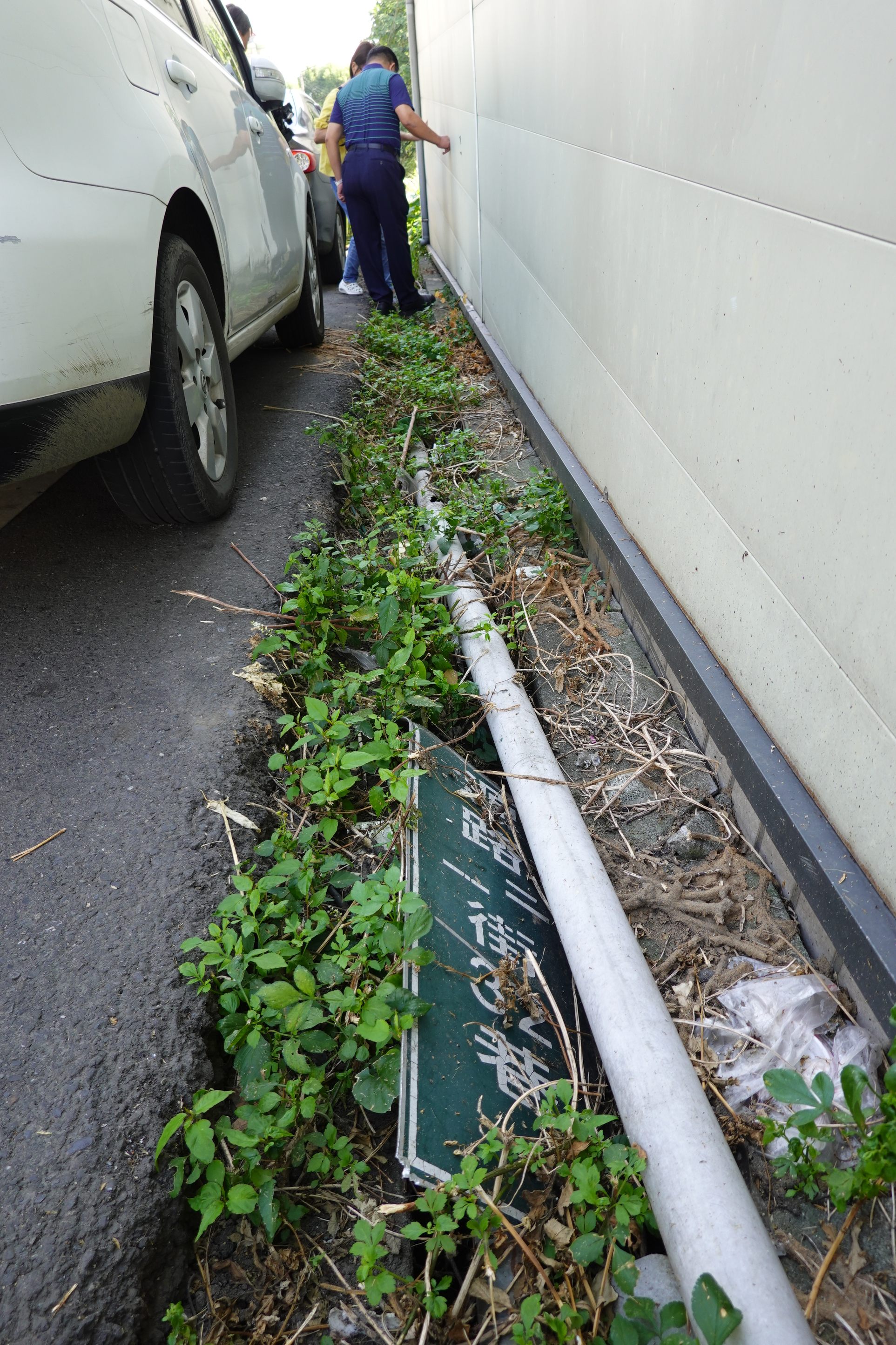 相關圖片4-南崗工業區老舊社區排溝窄淺 林縣長實勘允優先改善