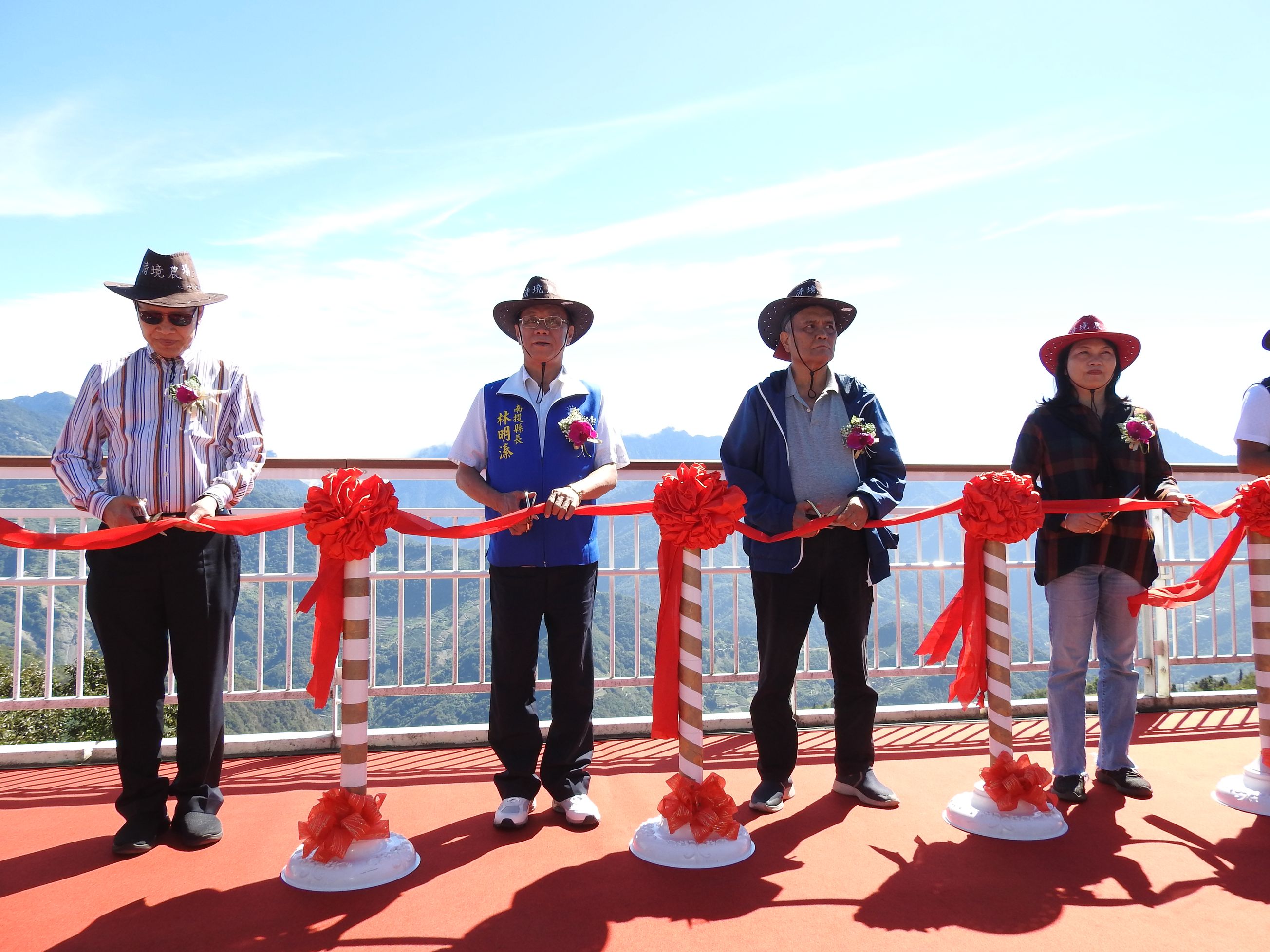 相關圖片3-清境高空觀景步道二期開幕  羊羊喜氣領頭、國旗「一路發」