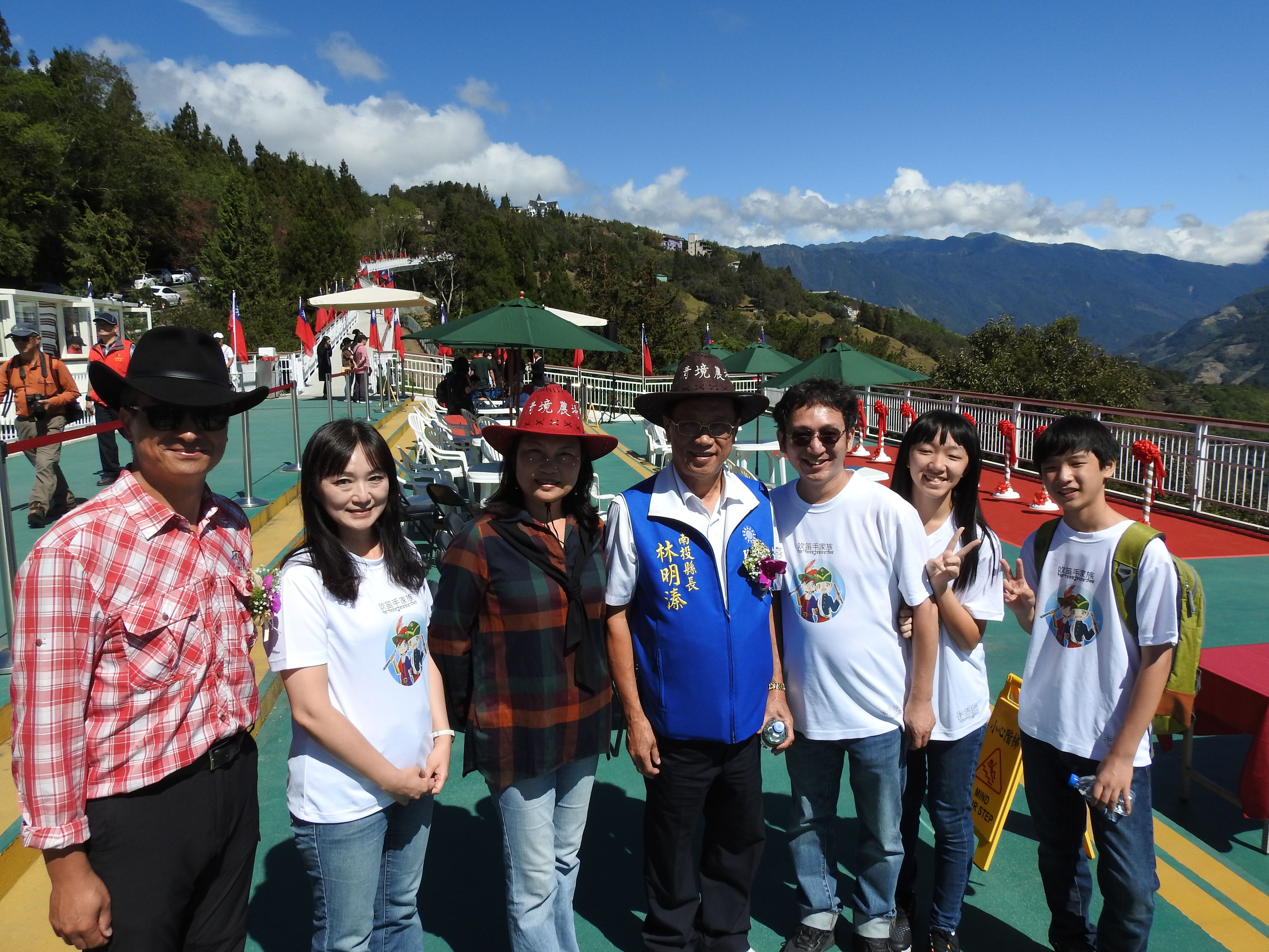 相關圖片4-清境高空觀景步道二期開幕  羊羊喜氣領頭、國旗「一路發」