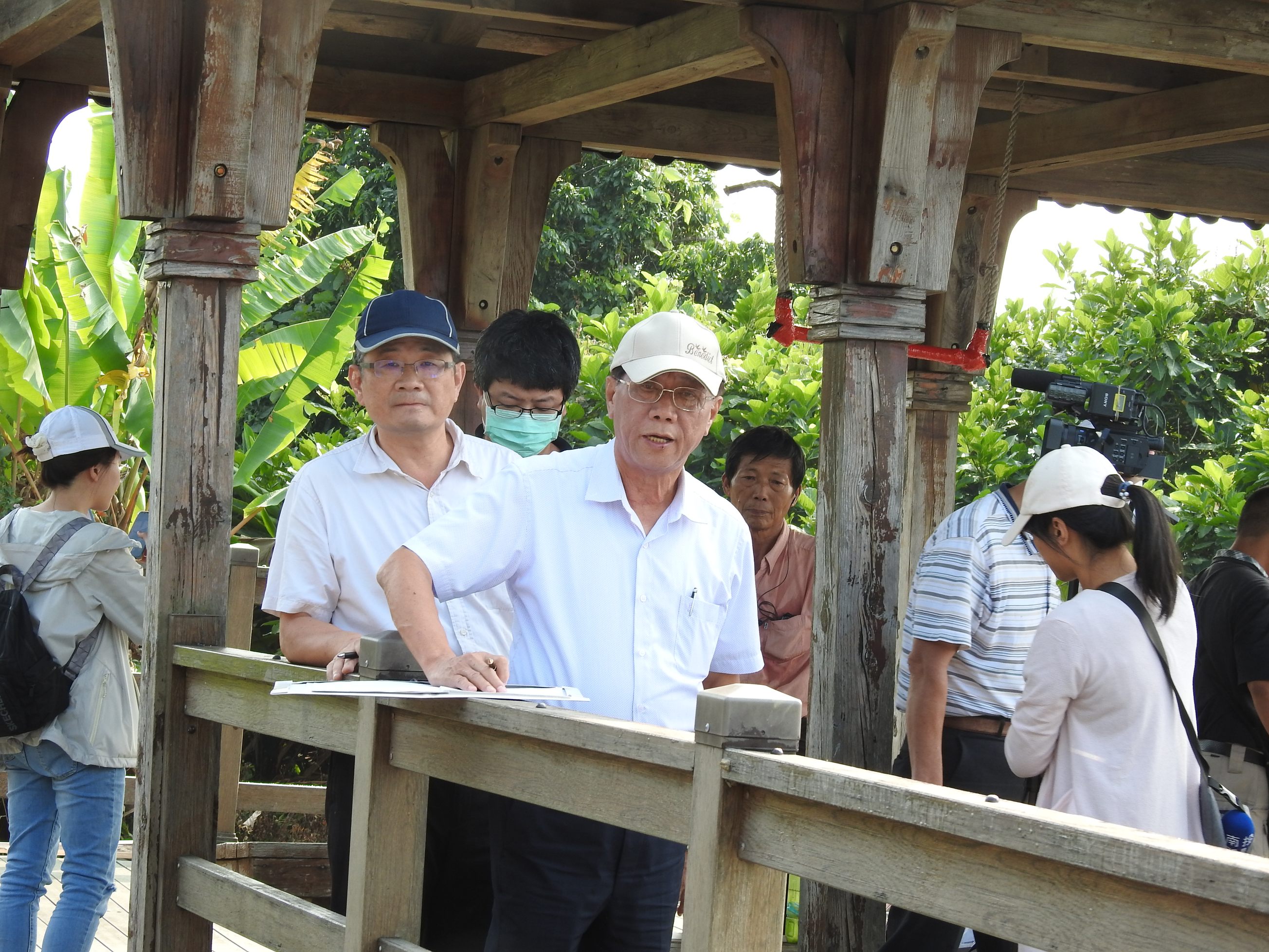圖片-包尾山觀景涼亭蓮蕉巷路面崎嶇 林縣長會勘責成改善