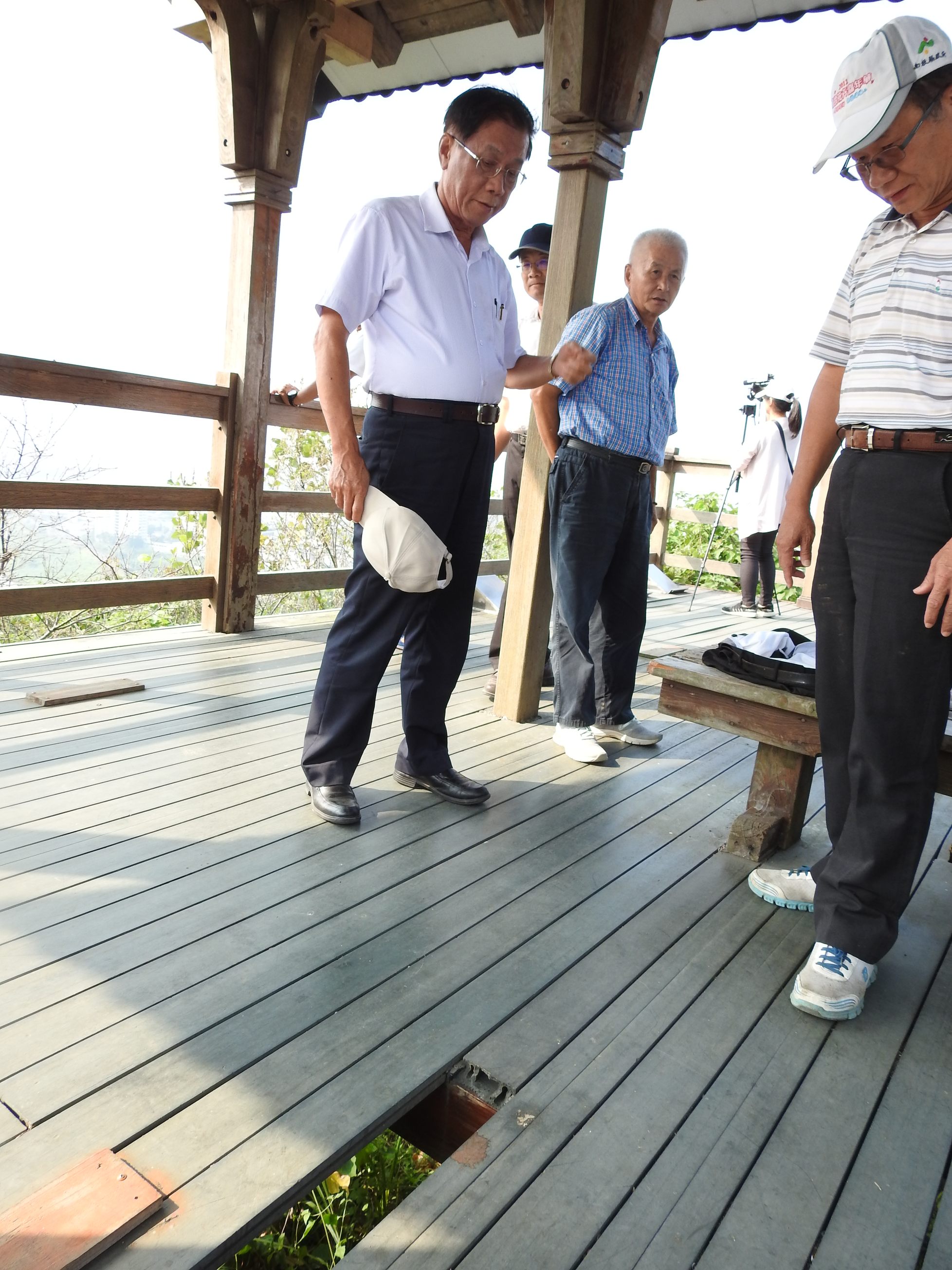 相關圖片1-包尾山觀景涼亭蓮蕉巷路面崎嶇 林縣長會勘責成改善