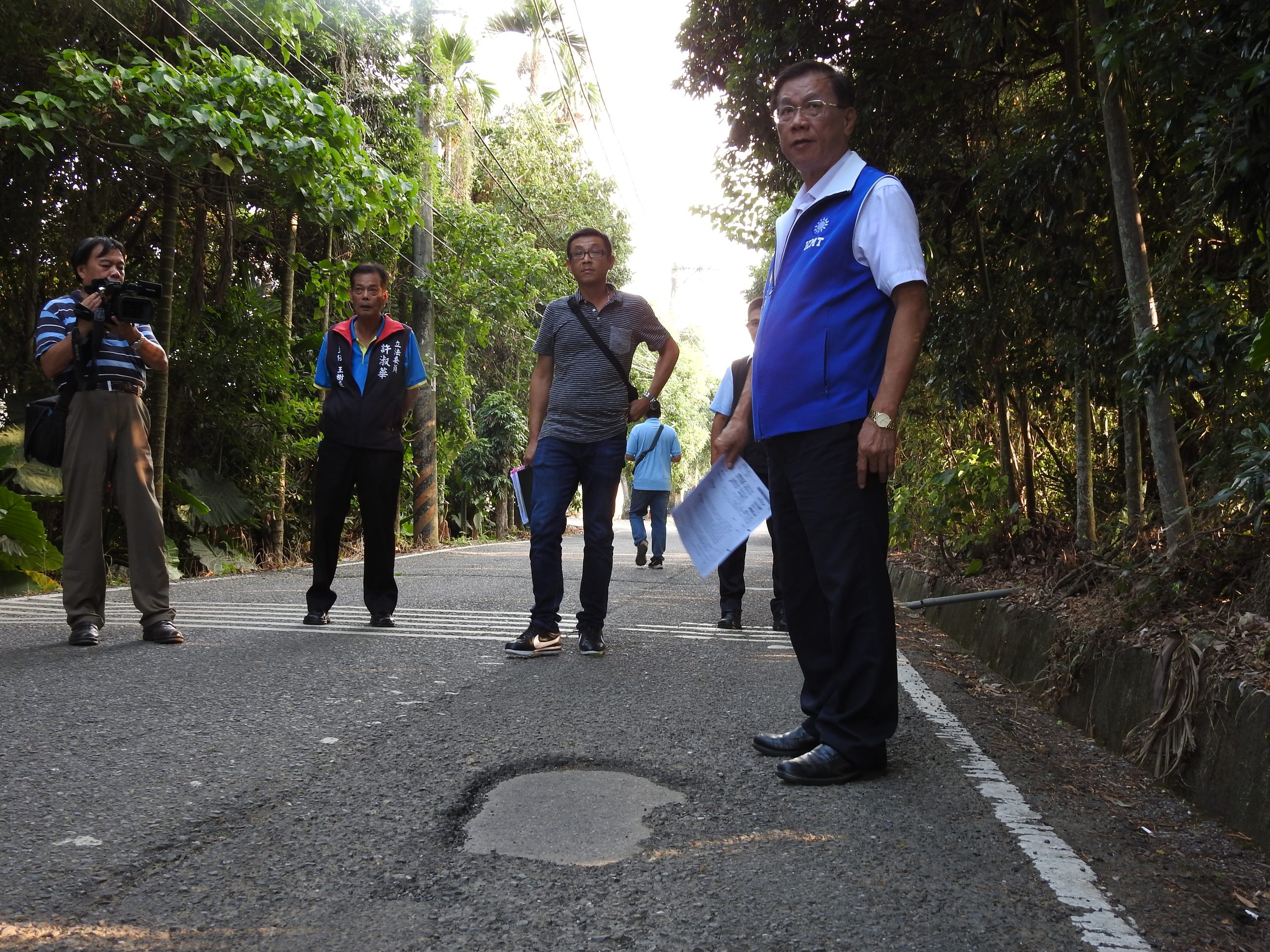 相關圖片3-包尾山觀景涼亭蓮蕉巷路面崎嶇 林縣長會勘責成改善