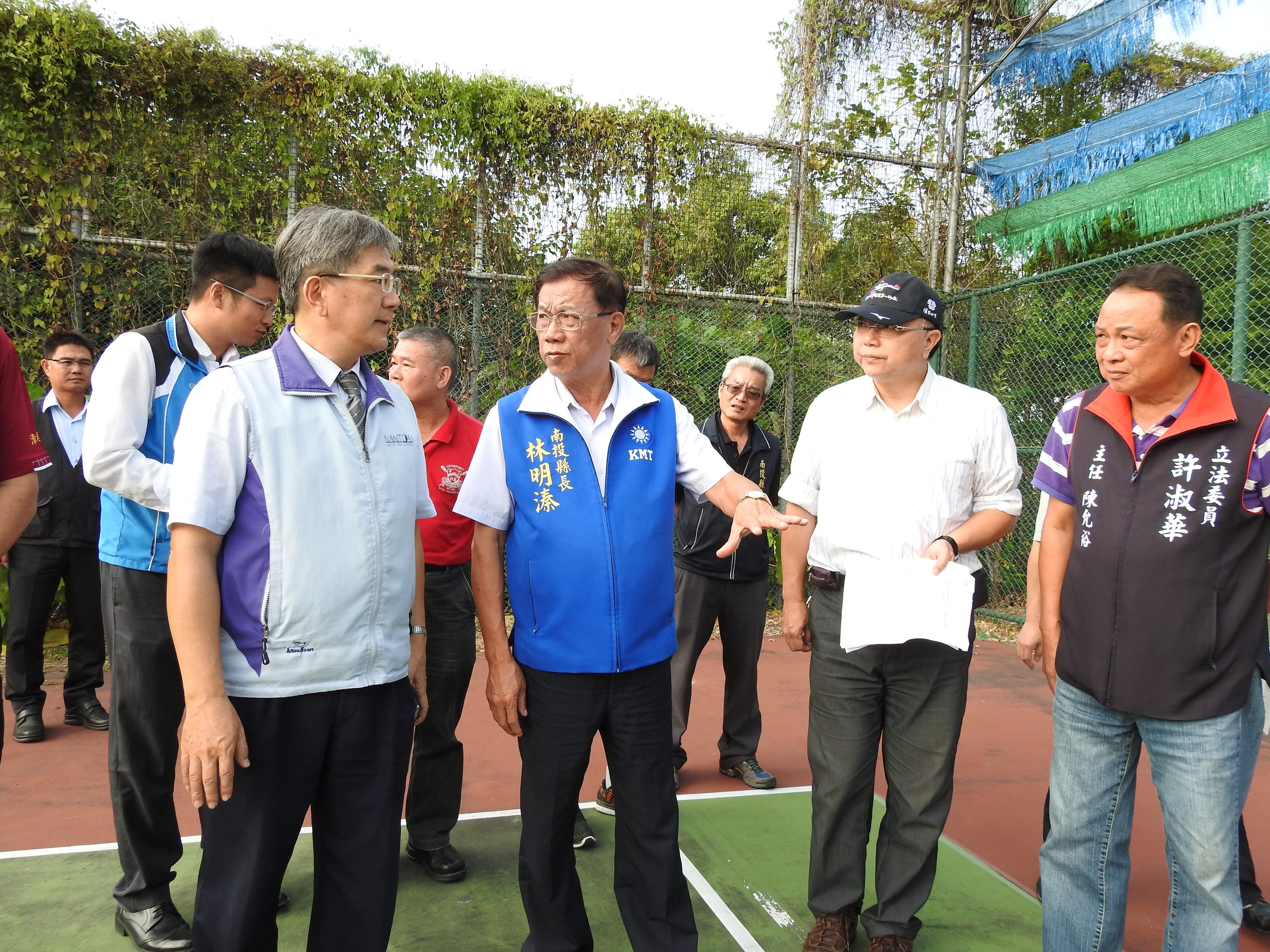 圖片-南投、新街國中小球場下陷排水不良 林縣長承諾立即改善