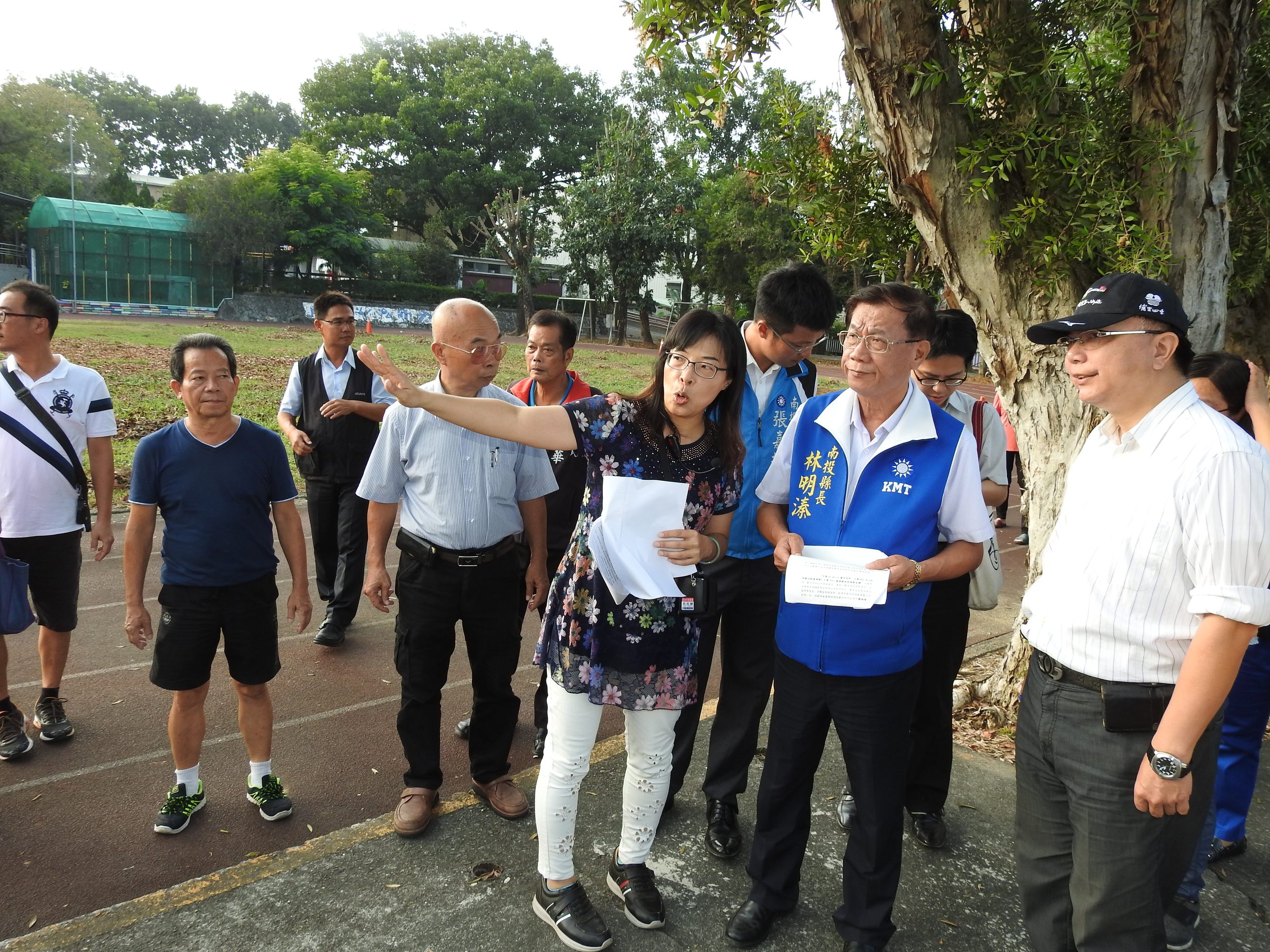 相關圖片2-南投、新街國中小球場下陷排水不良 林縣長承諾立即改善