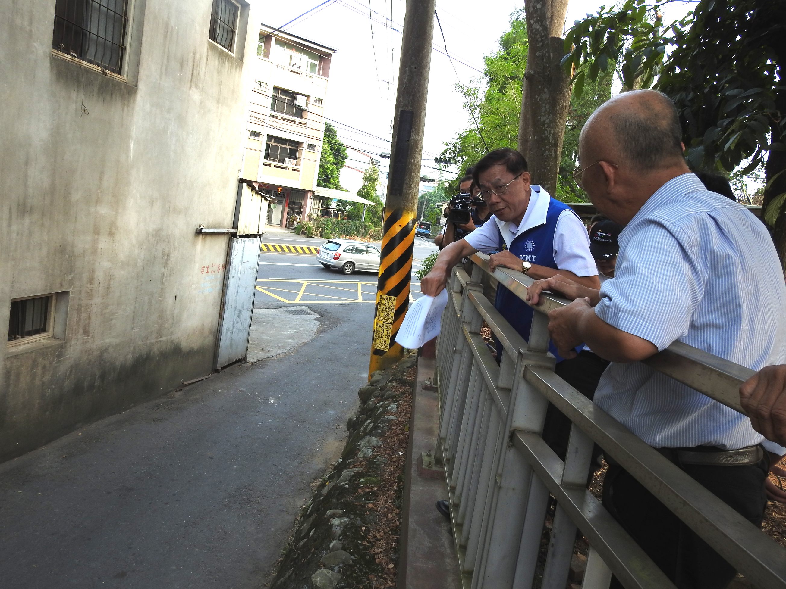 相關圖片3-南投、新街國中小球場下陷排水不良 林縣長承諾立即改善