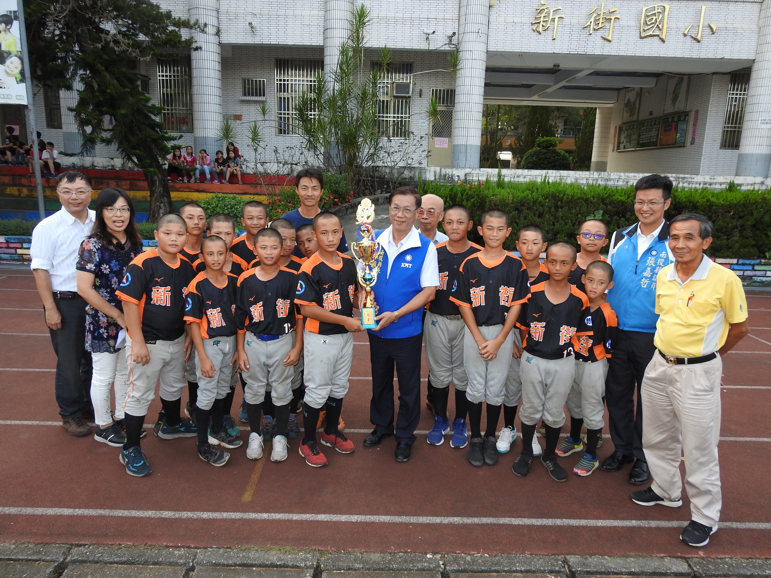 相關圖片4-南投、新街國中小球場下陷排水不良 林縣長承諾立即改善