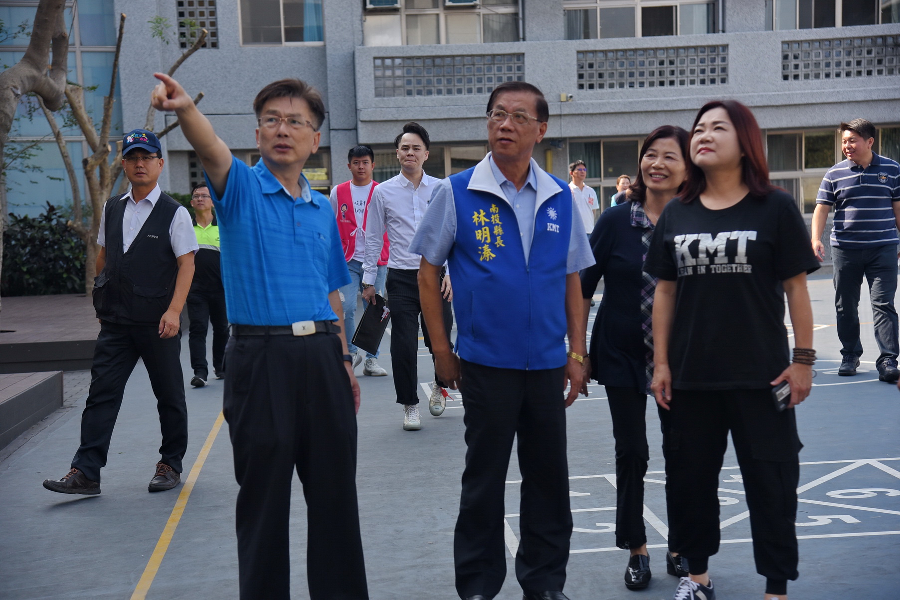 圖片-炎峰國小無遮雨走廊濕滑危險 林縣長指示爭取中央補助改善
