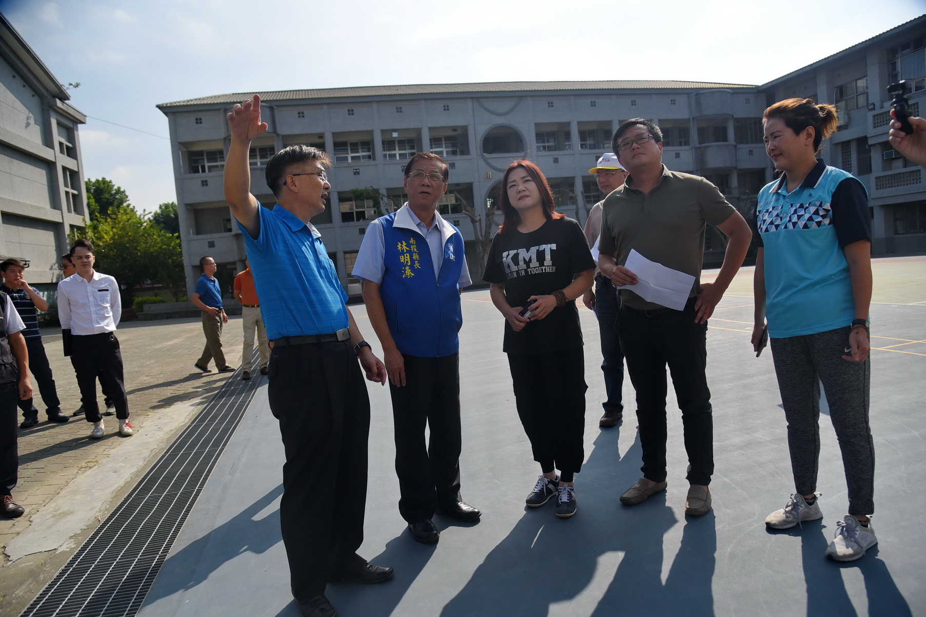 相關圖片1-炎峰國小無遮雨走廊濕滑危險 林縣長指示爭取中央補助改善