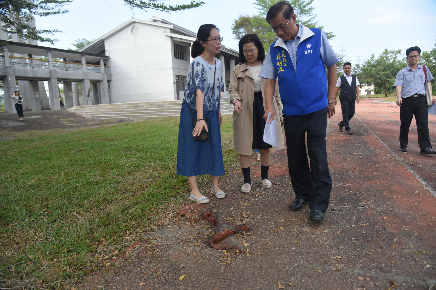 相關圖片2-炎峰國小無遮雨走廊濕滑危險 林縣長指示爭取中央補助改善