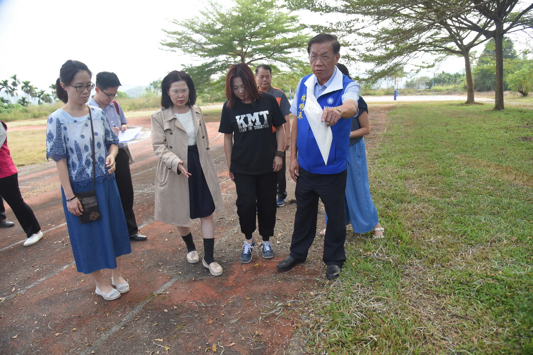 相關圖片3-炎峰國小無遮雨走廊濕滑危險 林縣長指示爭取中央補助改善