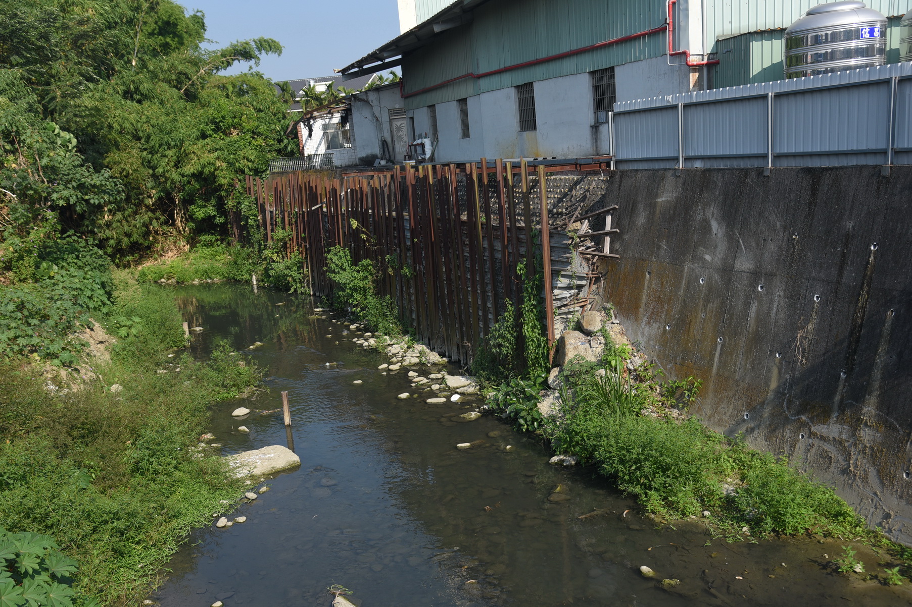 相關圖片2-草屯溪州埤沿線多處護岸掏空破損 林縣長指示改善