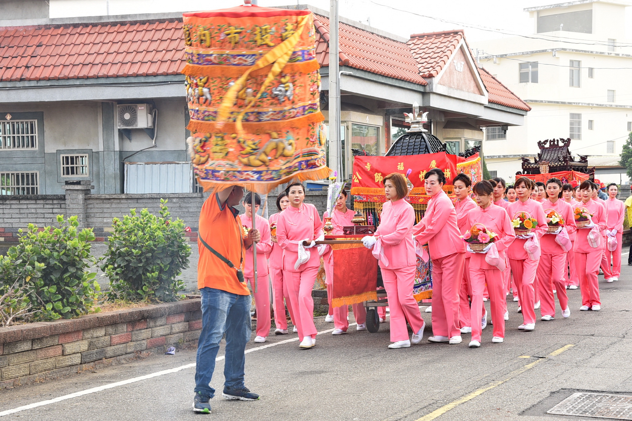 相關圖片1-內轆祖師公生日遶境有「嬌點」　空姐組仙女團扶神轎