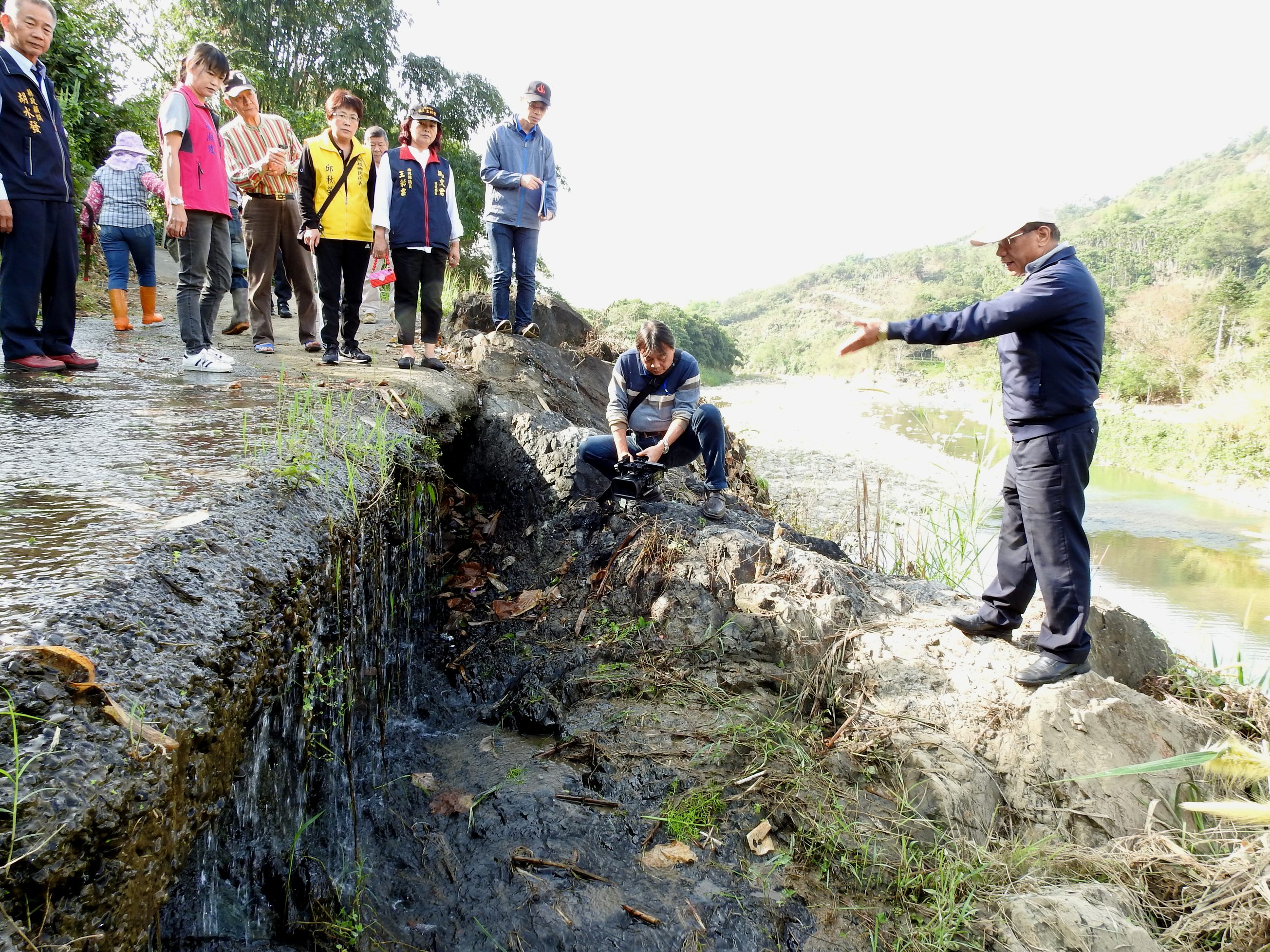 圖片-國姓魚池多村農路崎嶇排水不良 縣長逐一會勘改善