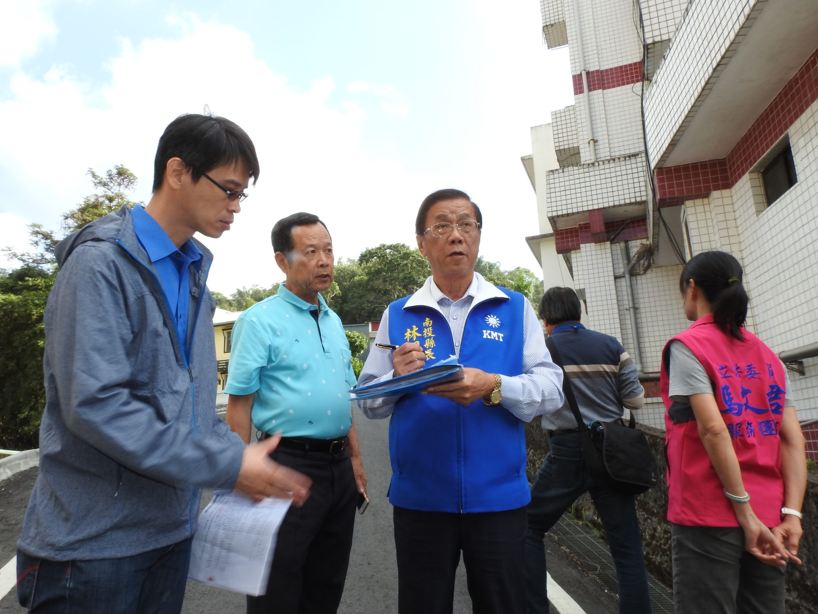 相關圖片4-國姓魚池多村農路崎嶇排水不良 縣長逐一會勘改善