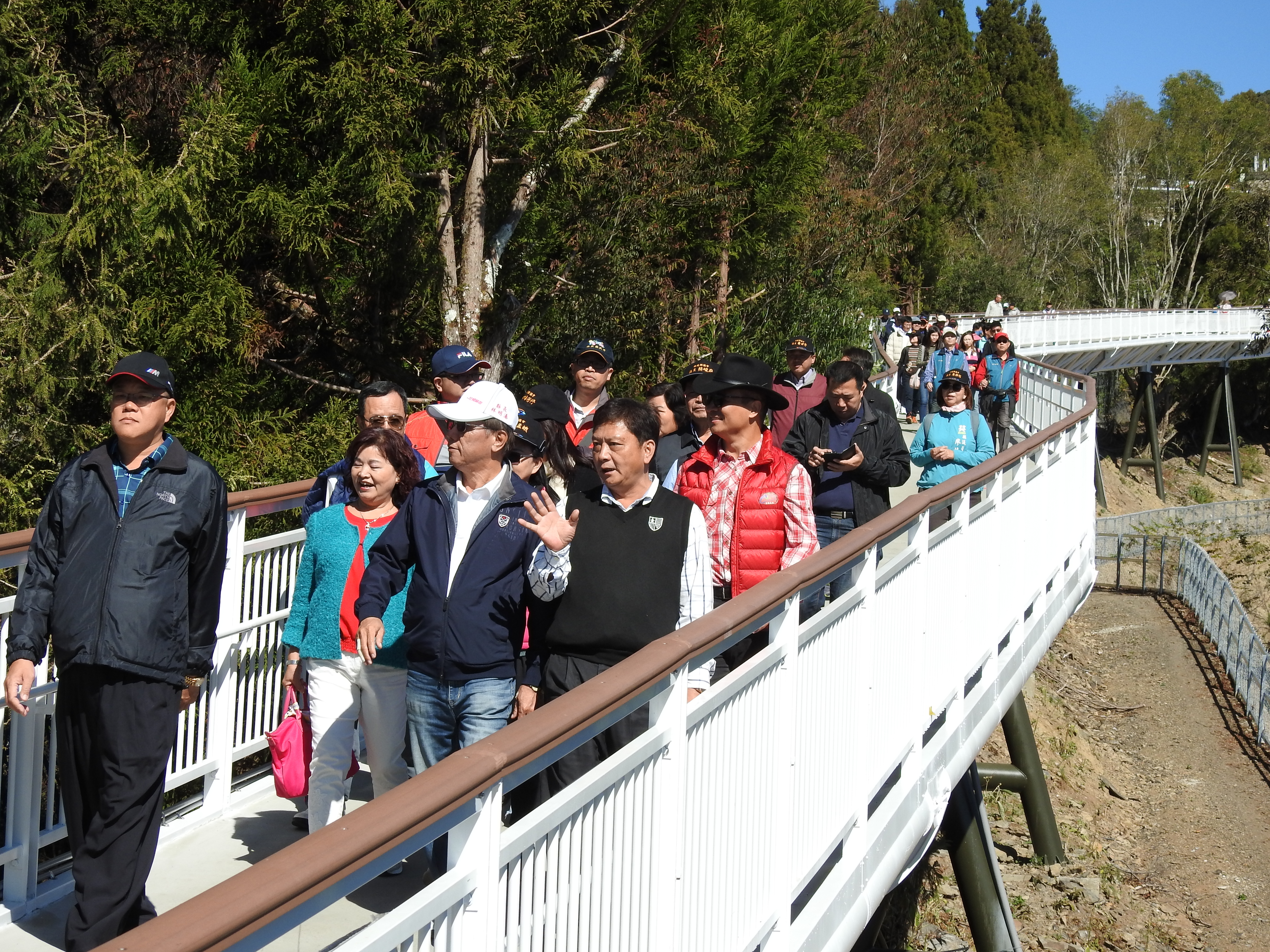 相關圖片2-南投縣議會考察清境高空觀景步道 林縣長全程陪同提願景
