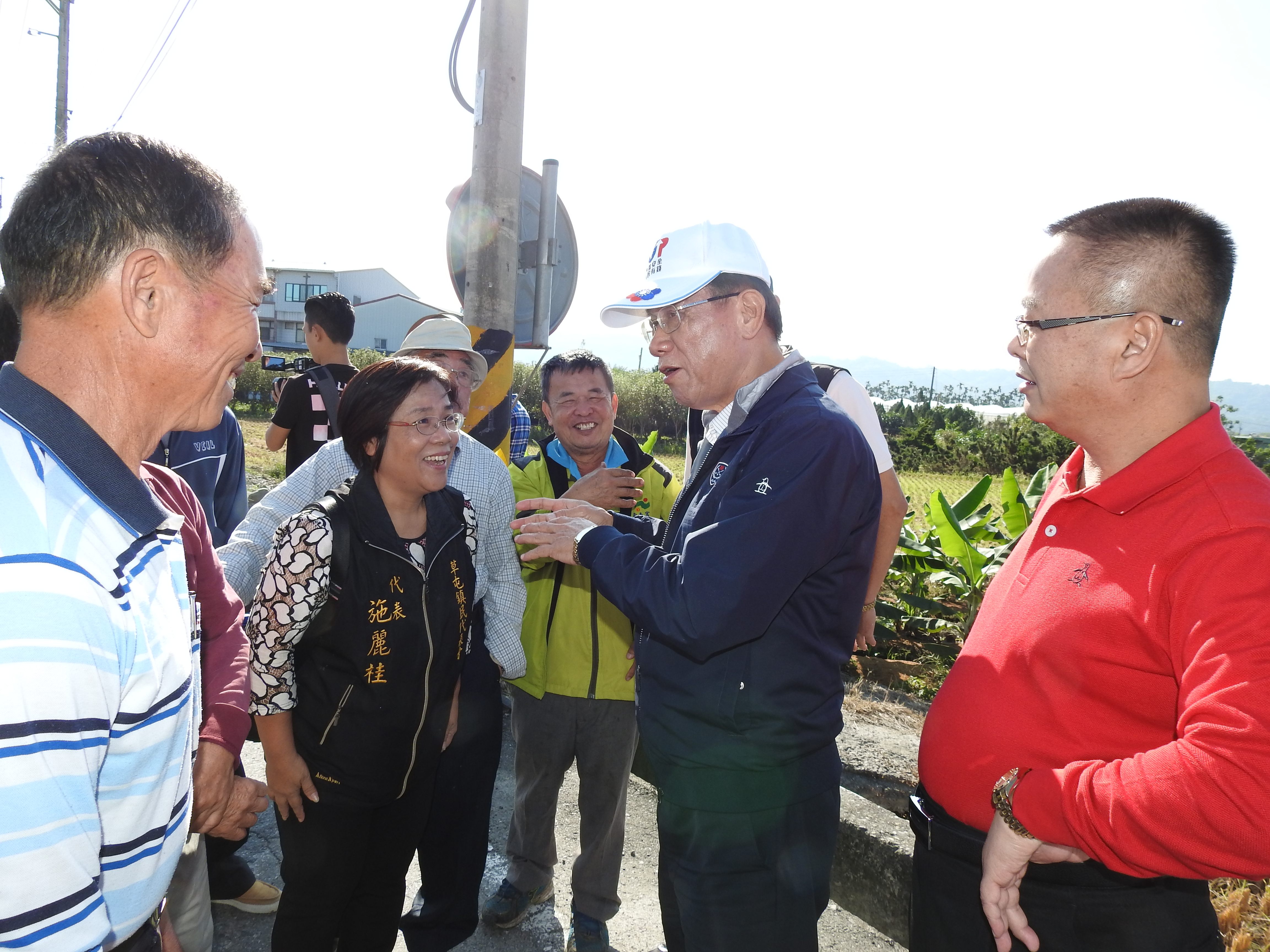 圖片-草屯野溪易淤積釀災及玉屏路年久失修 縣長會勘加碼改善