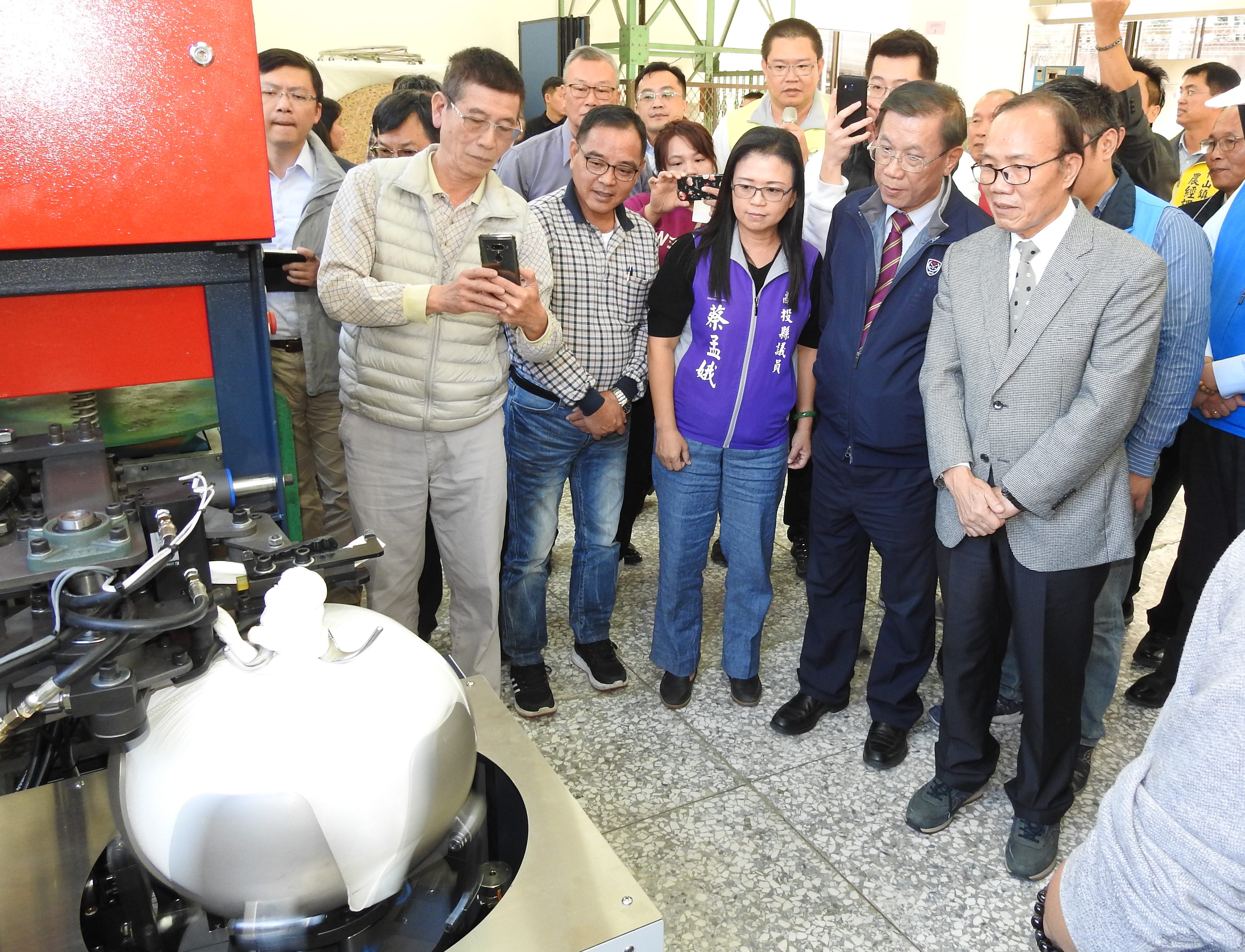 相關圖片2-茶及飲料作物農產加值打樣中心揭牌 林縣長祝賀推青創