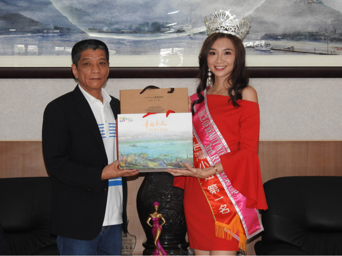 other image1-Face of Beauty International – Kao Man-jung returned to her hometown with glory. She takes pleasure to be a beautiful endorser of Nantou County