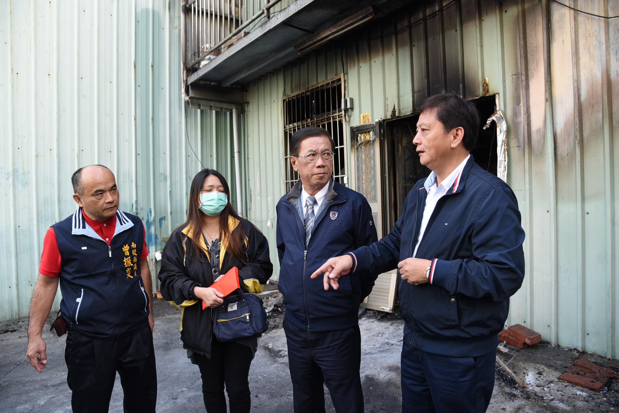 相關圖片1-林縣長關懷草屯火災受災戶並致贈慰問金