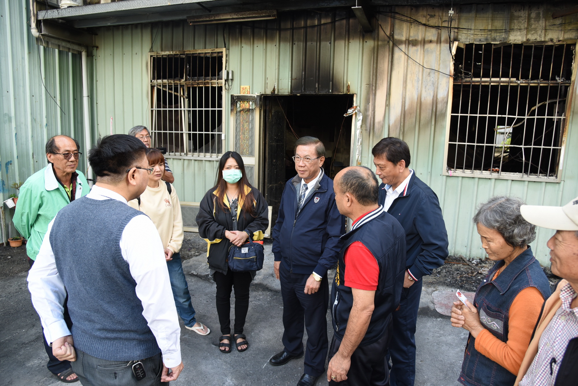 相關圖片2-林縣長關懷草屯火災受災戶並致贈慰問金