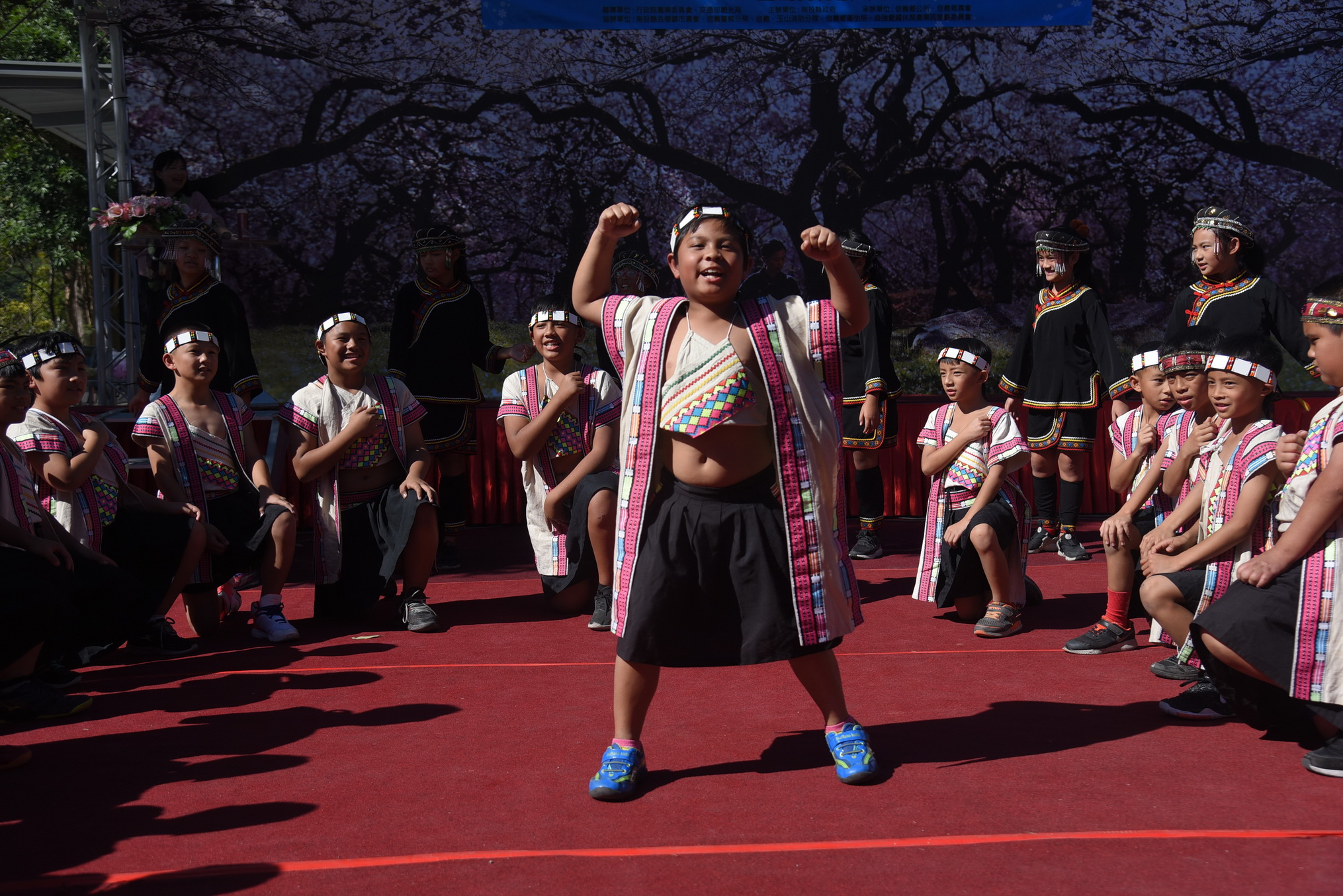 相關圖片3-信義踏雪尋梅開鑼 3百人做泡菜場面壯觀