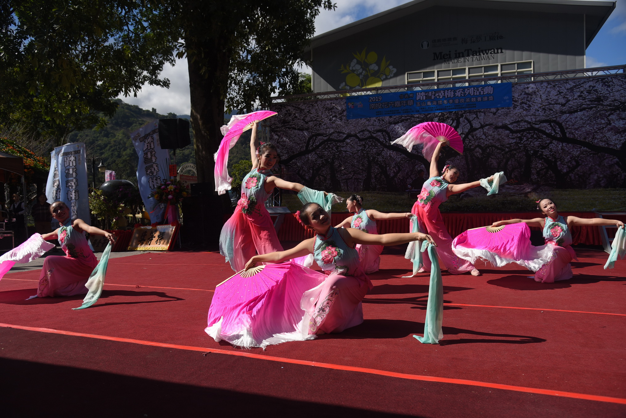 相關圖片4-信義踏雪尋梅開鑼 3百人做泡菜場面壯觀