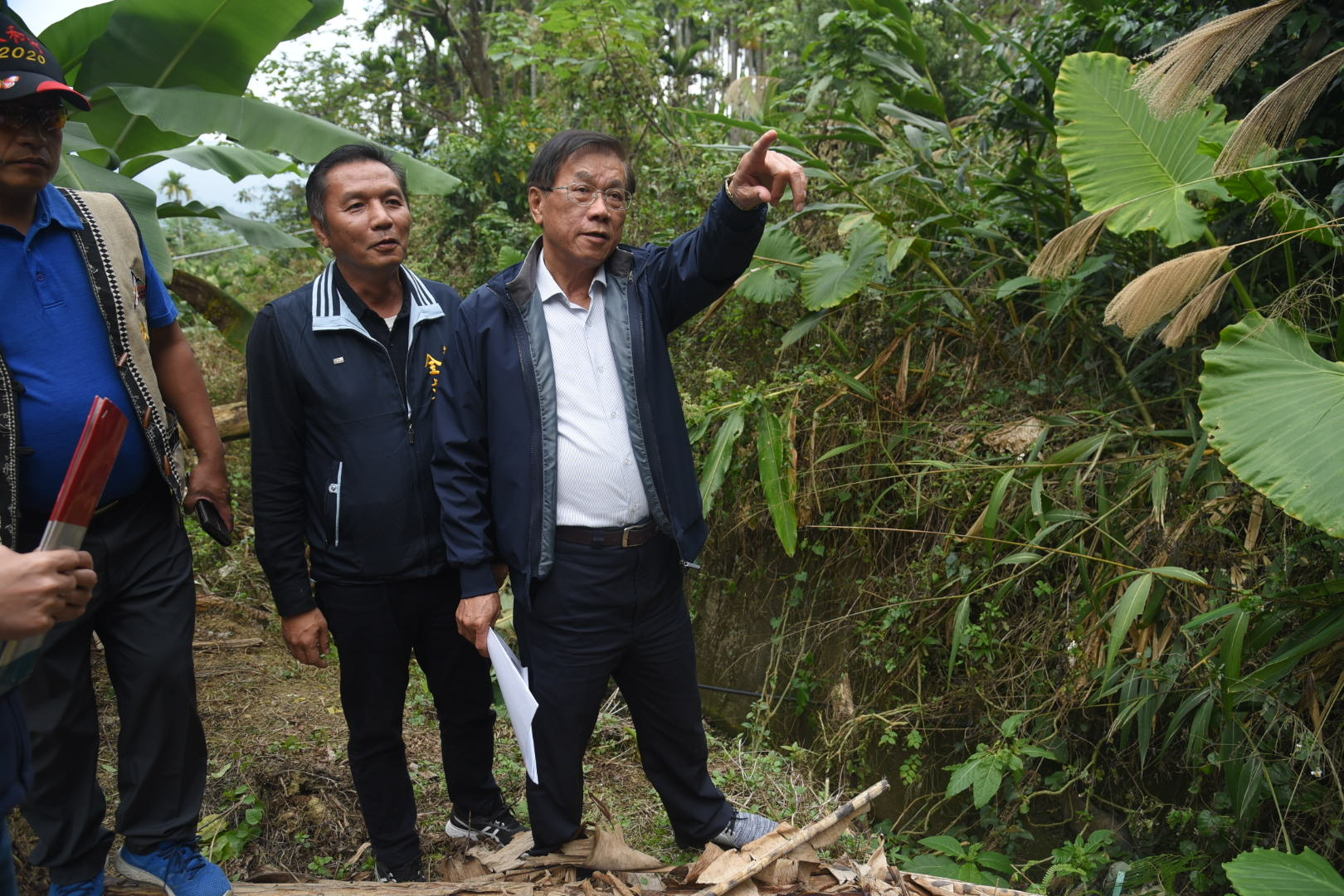圖片-信義人和村坑溝下游土岸坍塌流失 林縣長會勘改善