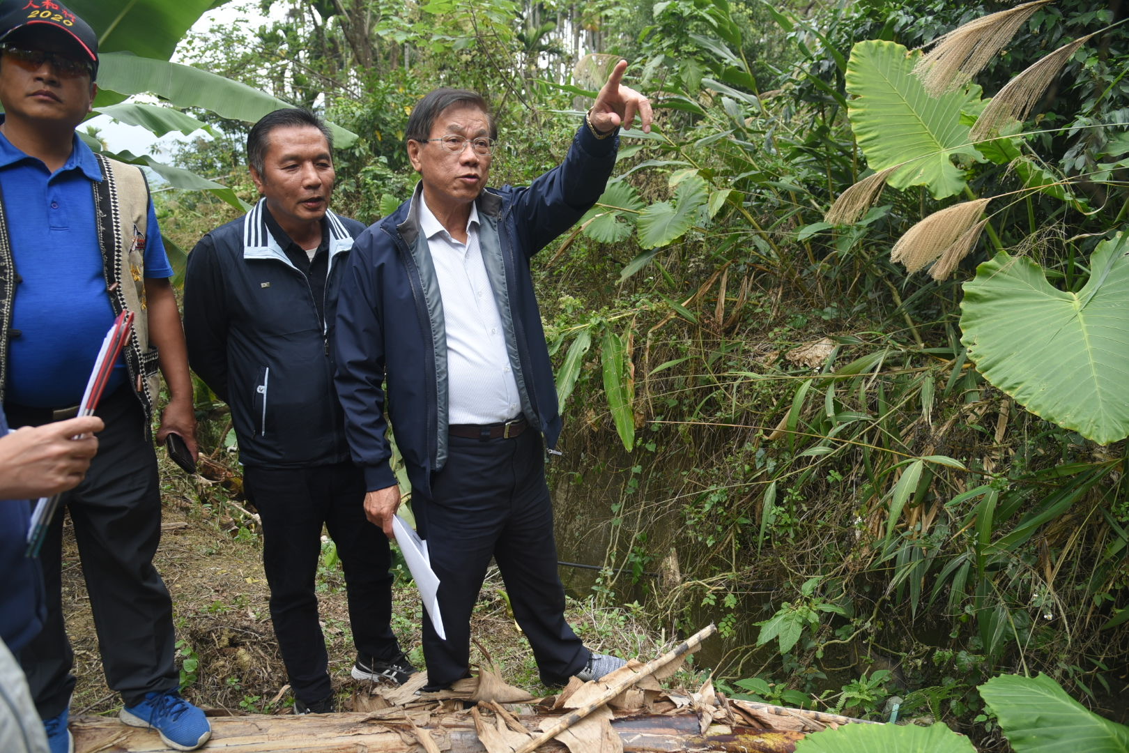 相關圖片1-信義人和村坑溝下游土岸坍塌流失 林縣長會勘改善