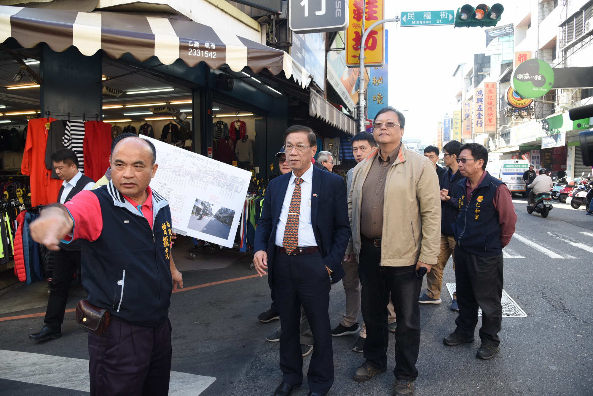 圖片-林縣長會勘指示改善南投市復興路路面