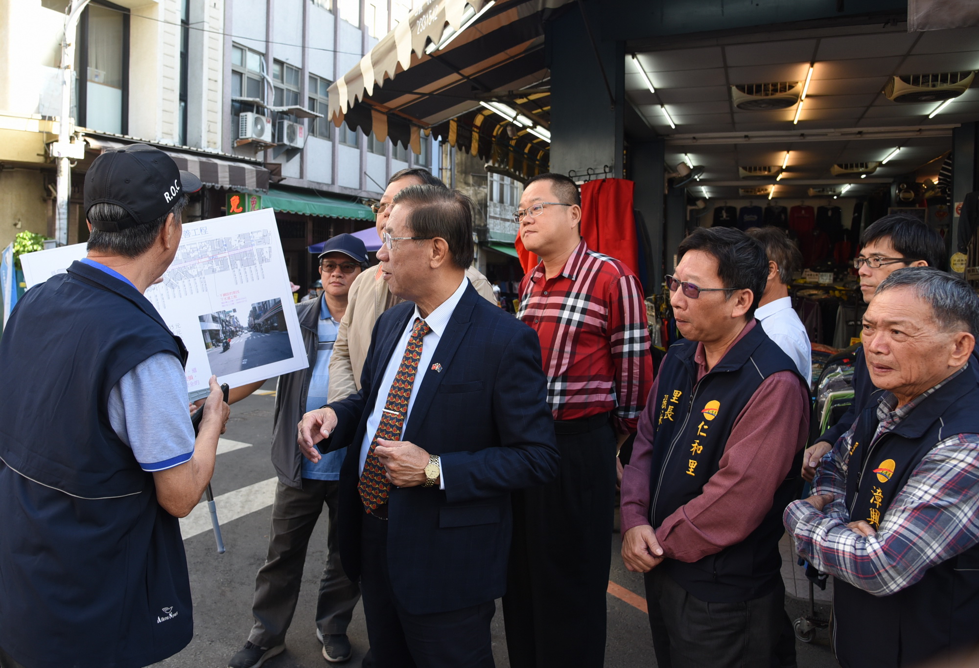 相關圖片1-林縣長會勘指示改善南投市復興路路面