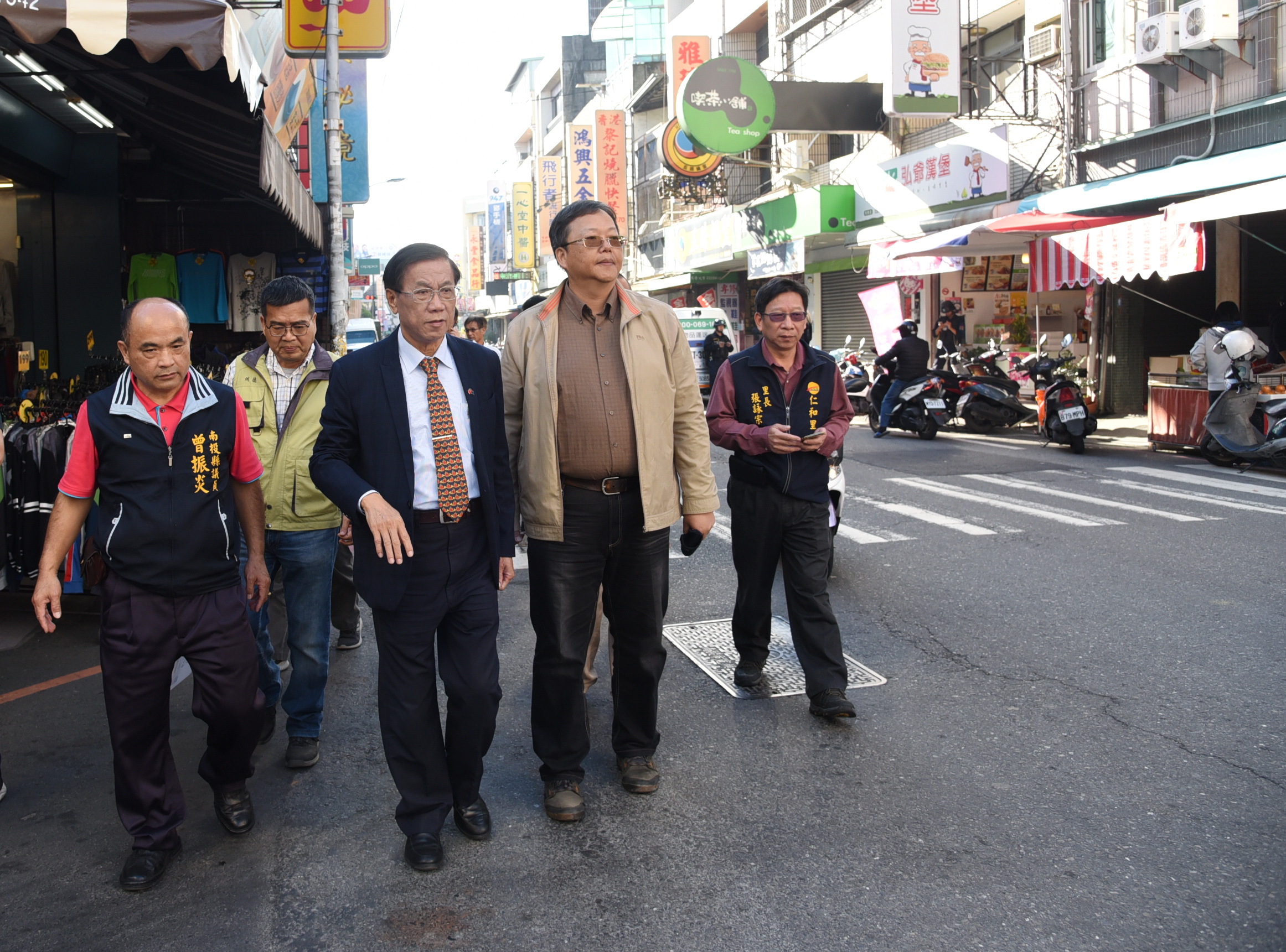 相關圖片2-林縣長會勘指示改善南投市復興路路面