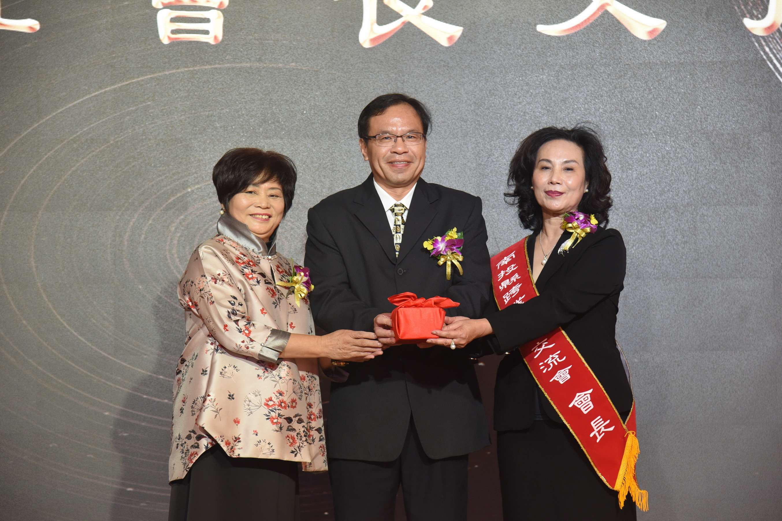 相關圖片4-投榮協會暨跨交會聯合交接 林縣長勉合作共榮