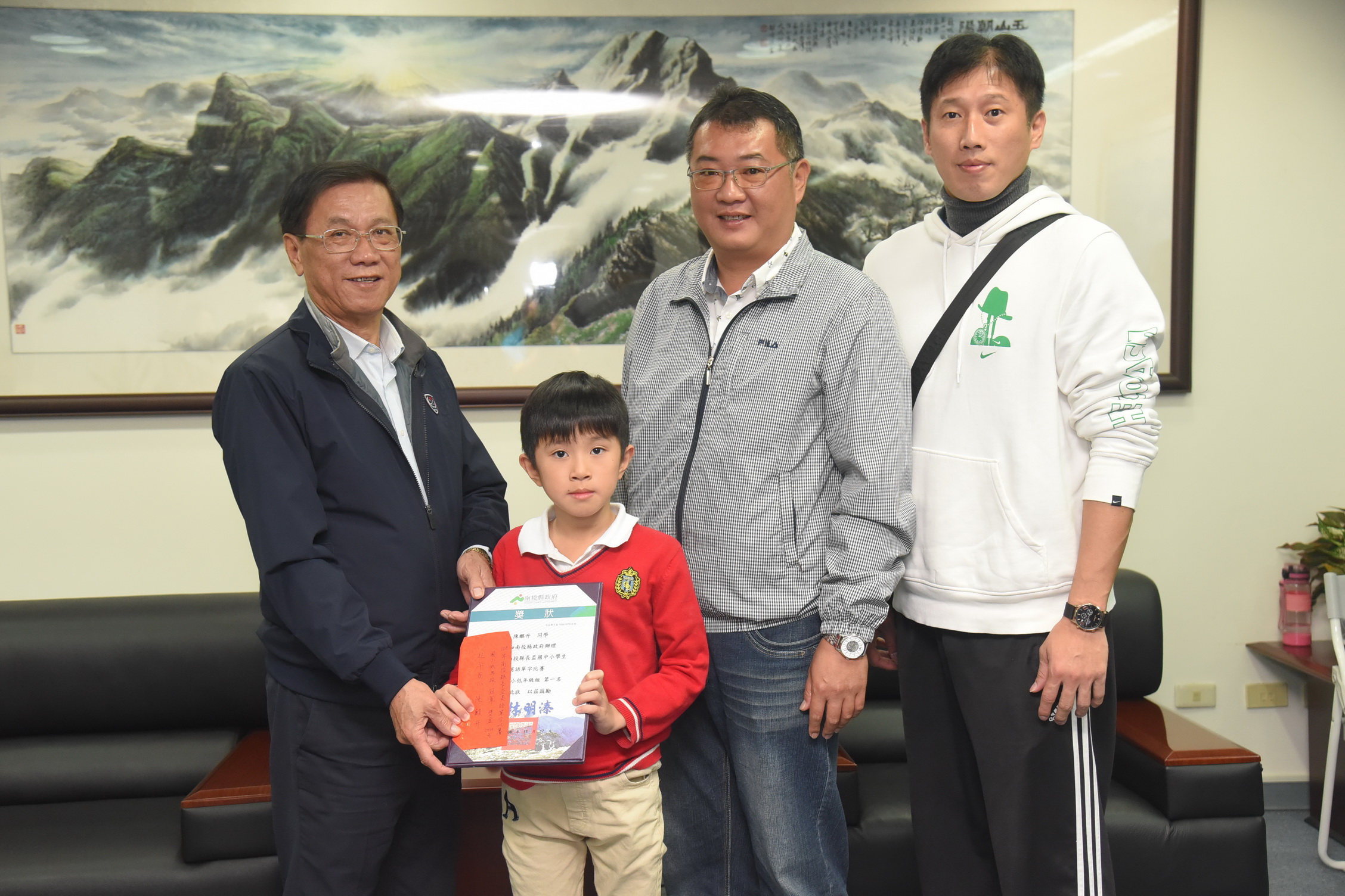 圖片-林縣長表揚國中小學生英語單字比賽獲獎學生及學校