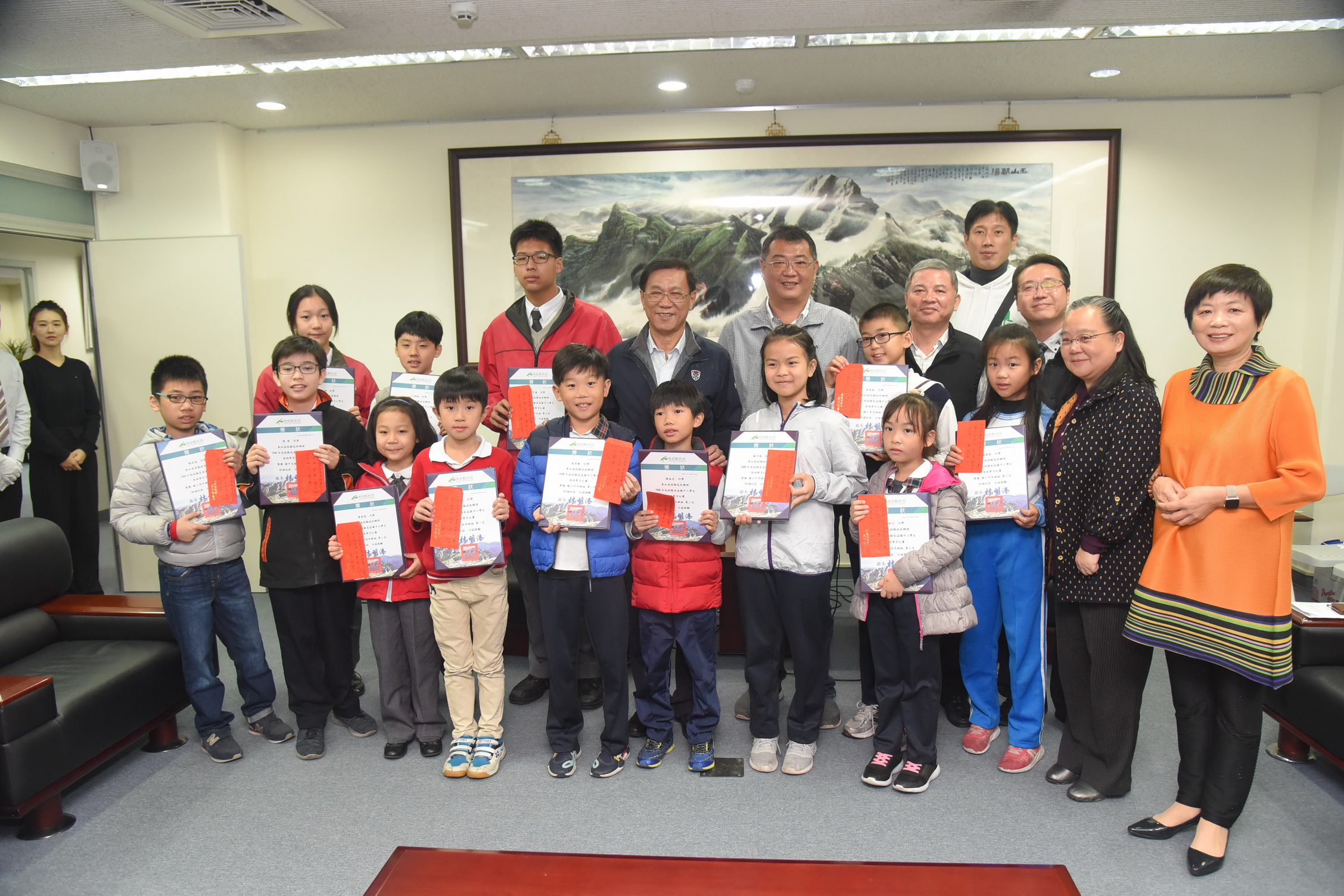 相關圖片1-林縣長表揚國中小學生英語單字比賽獲獎學生及學校